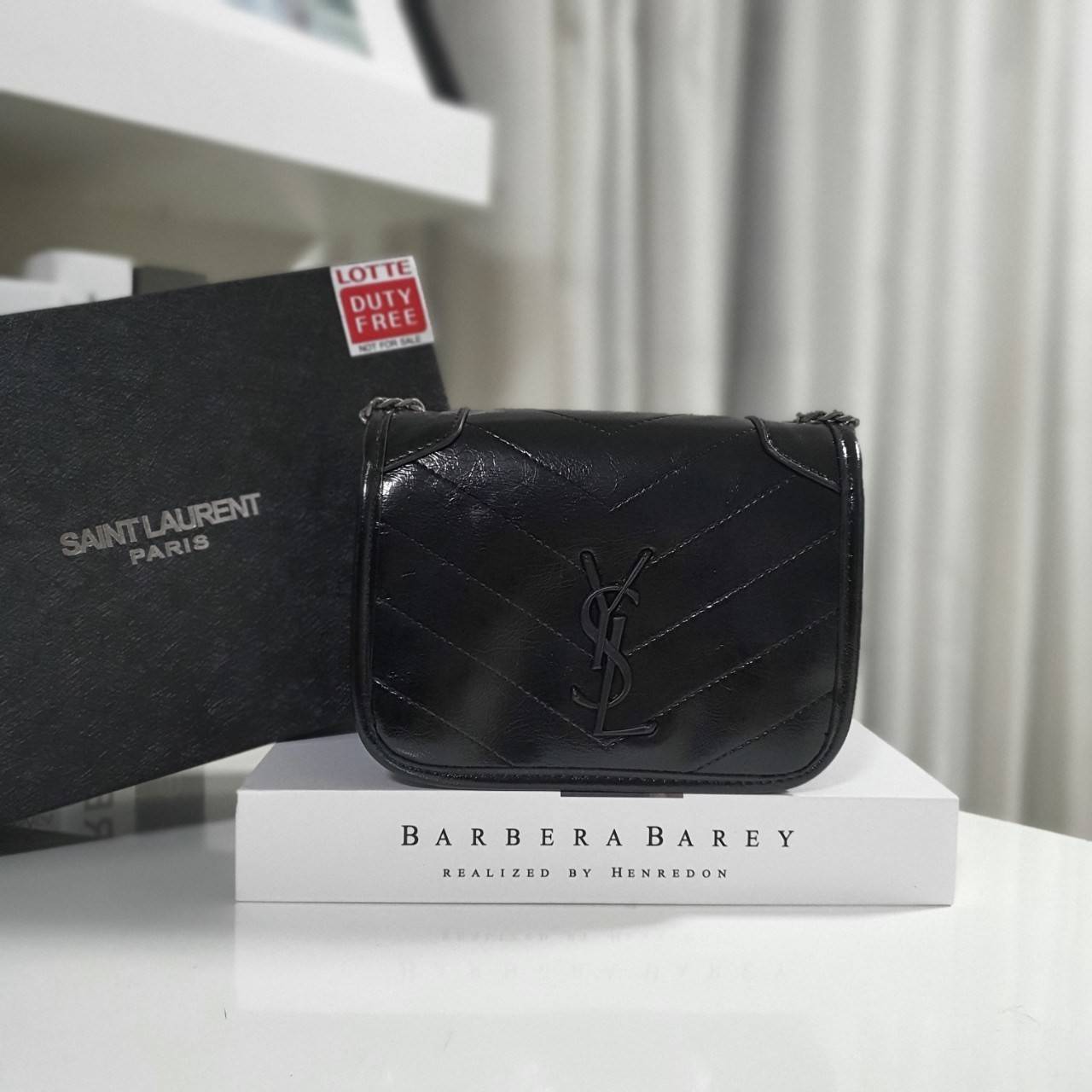 VIP 】YVES SAINT LAURENT YSL BAG VIP GIFT WITH PURCHASE (GWP) พรีเมี่ยมกิ้ฟ Limited Edition จาก YSL DUTY FREE COUNTER วัสดุหนังPu สีดำเงา ทรงสี่เหลี่ยมหนังสวยหรูอยู่ทรงเปิดปิดด้วยฝาปิดโลโก้แบรนด์อะไหล่เงินรมดำ ภายในโล่งมีช่องหลัก และช่องซิปสามารถใส่มือถือข