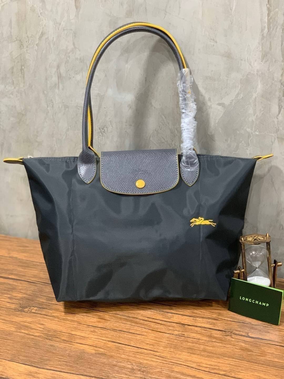 Longchamp LE PLIAGE Club (พร้อมส่ง 8 สี) TOTE BAG S กระเป๋ารุ่นยอดนิยม ที่สาวๆ ต้องมีไว้เก็บไว้สักใบ ด้วยตัวน้ำหนักกระเป๋า Longchamp เบาแสนเบา แต่จุของได้เยอะมาก สำหรับลุคทางการกึ่งลำลอง แฝงความสบาย ยามเดินทาง จุดเด่นอย่างหนึ่งของ กระเป๋าก็คือ สามาถพับเก็