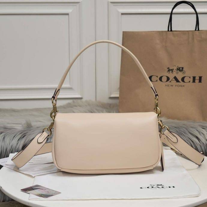 COACH PILLOW TABBY SHOULDER BAG 26 ไซส์ใหญ่ จุของได้ล้นๆ มาใหม่ขายดีที่สุด หนัง nappa หนานิ่ม นุ่มมากๆ พร้อมโลโก้รุ่นใหม่ด้วยเช่นกัน เพิ่มความหรู ดูดีเข้าไปอีกค่ะ