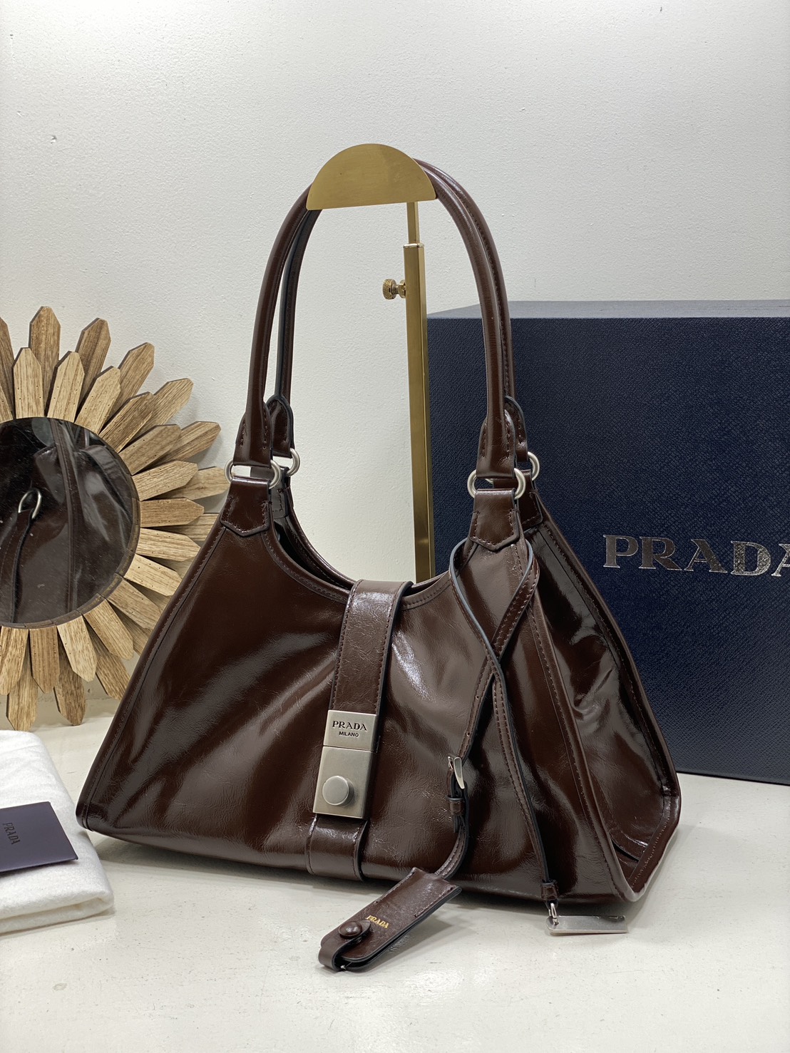 TOP ORI หนังแท้ | เกรดดีสุด PRADA Medium leather tote bag / pradahobo กระเป๋าสะพายทรงโฮโบ คลาสสิคหนังเงาสวยหรูดูแพง ใบใหญ่กำลังดี ดีไซน์ใหม่ล่าสุด ภายในโล่งกว้าง จุของได้สบายๆ
