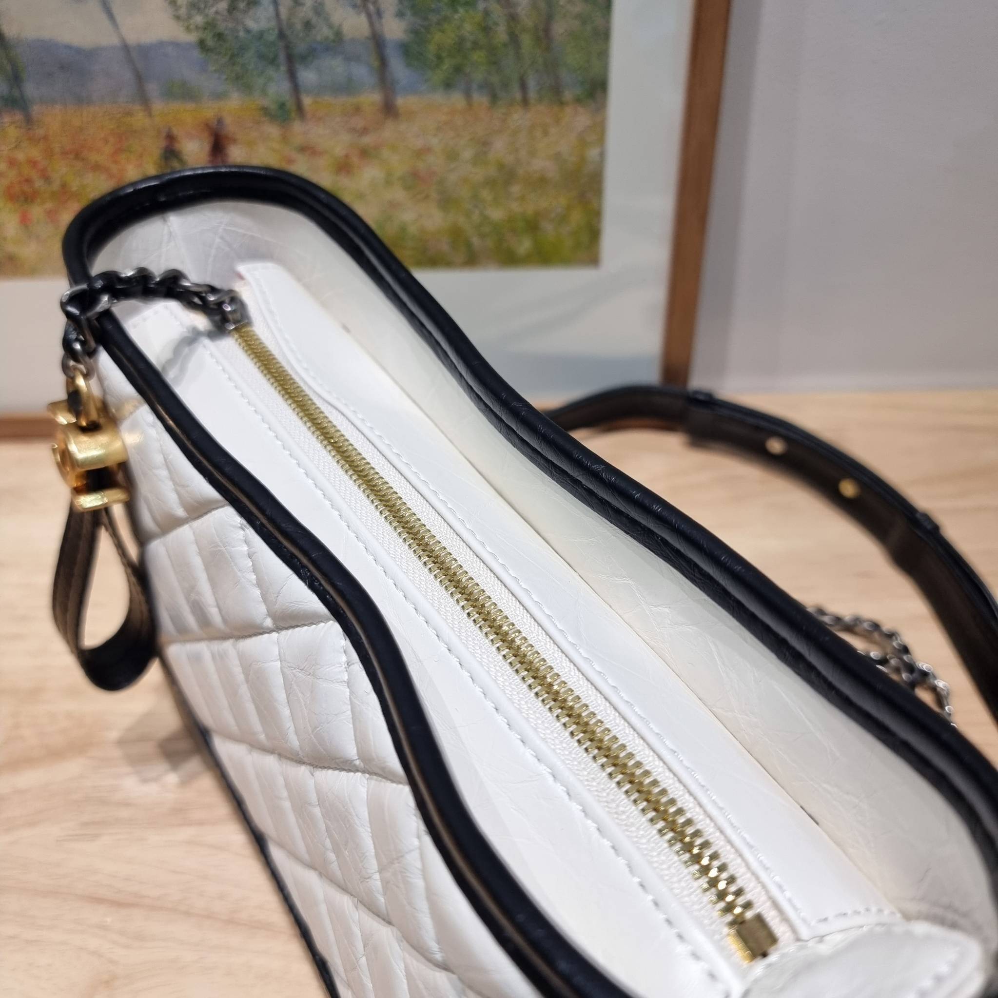 CHANEL Gabrielle Bag Medium สวยคลาสสิค No.1 ต้องยกให้ไอเท็มนี้เท่านั้น กับกระเป๋าสะพายซิกเนเจอร์ ดีไซน์ไม่เหมือนใคร เป็นเอกลักษณ์