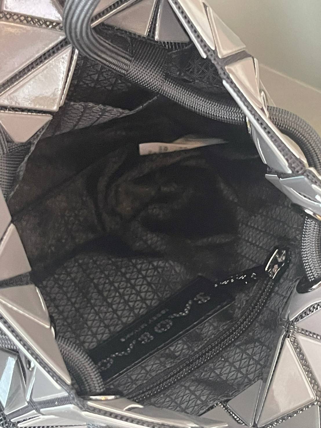 Baobao Issey Miyake Wring Small Bag กระเป๋าสะพายครอสบอดี้พร้อมสายรูดเปิดปิด สามารถปรับความยาวของสายได้ตามสไตล์ความชื่นชอบ ด้วยดีไซน์ทรงน่ารัก เหมาะสำหรับให้สาวๆหยิบใช้ในวันสบายๆ แต่เต็มเปี่ยมไปด้วยความคล่องแคล่ว ไฮไลต์ของซีซั่นนี้คือกระเป๋าที่มาพร้อมกับเช