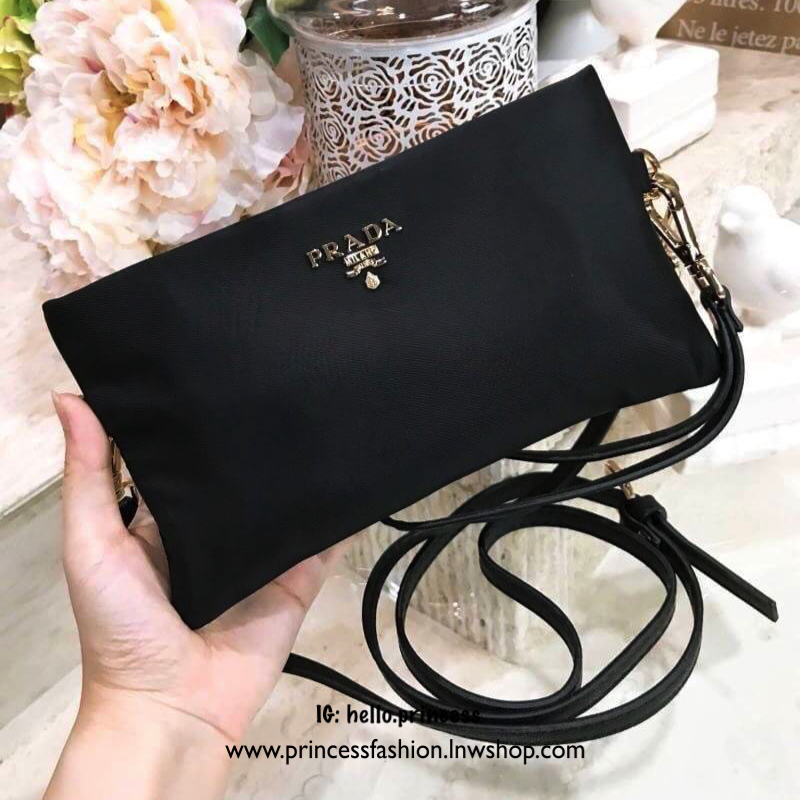 PRADA NYLON CROSSBODY BAG VIP GIFT WITH PURCHASE (GWP) พรีเมี่ยมกิ้ฟจากเคาน์เตอร์แบรนด์ต่างประเทศรุ่น Limited วัสดุ Nylon & Polyester ด้านหน้ามีโลโก้แบรนด์อะไหล่ทองคุณภาพดีตามแบบฉบับของแบรนด์ ขนาดกำลังดีเปิดปิดด้วยซิปแบรนด์ ภายในมีช่องซิปพิเศษ! มาพร้อมสาย