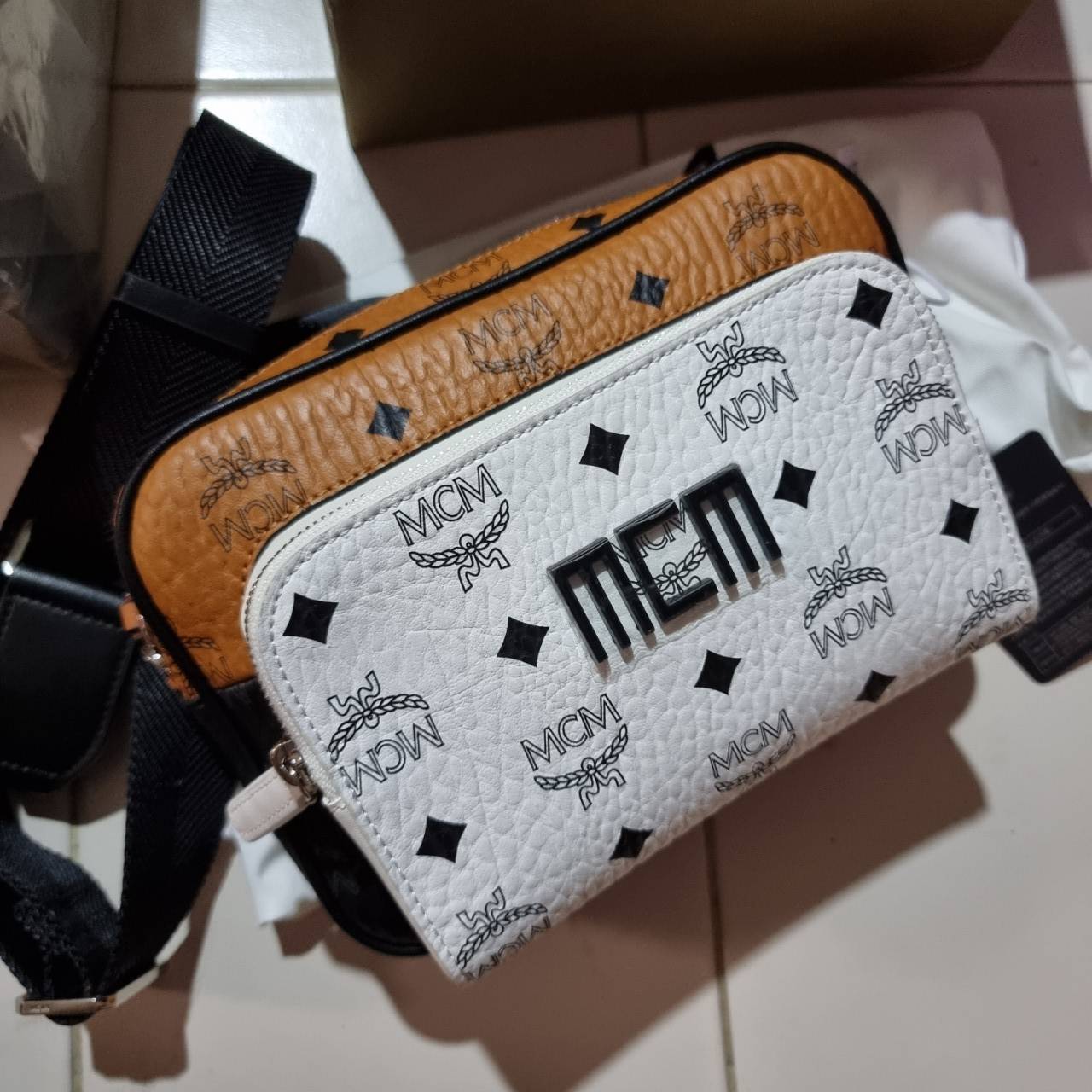 M.C.M KLASSIK CROSSBODY IN VISETOS MIX คลาสสิคสมชื่อ!! กระเป๋าสะพายข้างทรงครอสบอดี้ ดีไซน์มิกซ์แอนด์แมทช์สุดคูล ใหม่ล่าสุด เท่ได้ไม่ซ้ำใคร โลโก้โลหะรมดำดูมีเสน่ห์ วัสดุหนังแคนวาสคุณภาพดี มีช่องหลัก 2 ช่อง เปิด-ปิดด้วยซิป ด้านหลังมีช่องย่อยอีกหนึ่ง ภายในโล