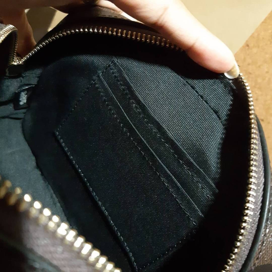 COACH 91677 MINI CAMERA BAG IN SIGNATURE CANVAS ขายดีที่สุด!! กระเป๋าสะพายข้างไซส์มินิ คลาสสิคอยู่ทรง อะไหล่ทองตัดดูหรู วัสดุหนังแคนวาสเคลือบลาย เปิด-ปิดด้วยซิป สายสะพายปรับได้ตามตัว ใบนี้แมทช์ได้ทุกลุค ใช้เป็น everyday bag ได้สบายๆเลยจ้า