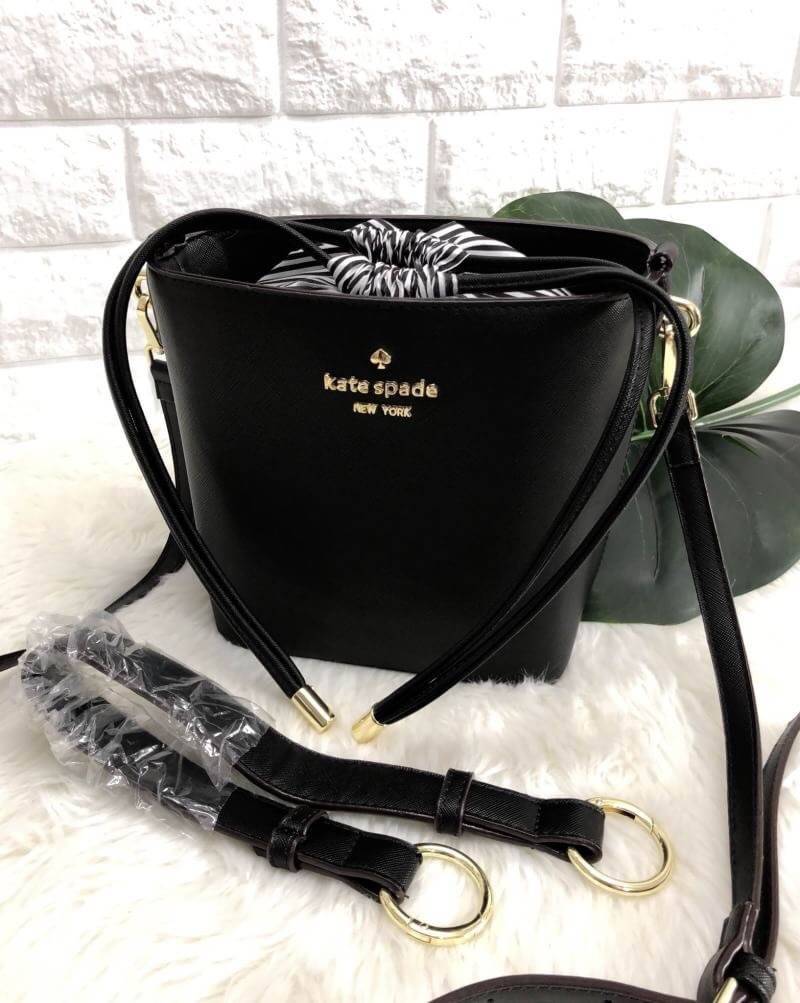 Kate spade new york cameron street pippa bag 2018 พร้อมส่งอีกรอบ กระเป๋าวัสดุหนัง saffiano ทรงถัง สามารถถือได้หรือสะพายข้าง ด้านหน้าติดอะไหล่แบรนด์ ปากกระเป๋าเปิดปิดแบบหูรูด ภายในกระเป๋าโล่ง ใส่กระเป๋าสตางค์ใบยาวได้ หรือของอื่นๆได้จุ มาพร้อมสายสะพายยาว ถอ
