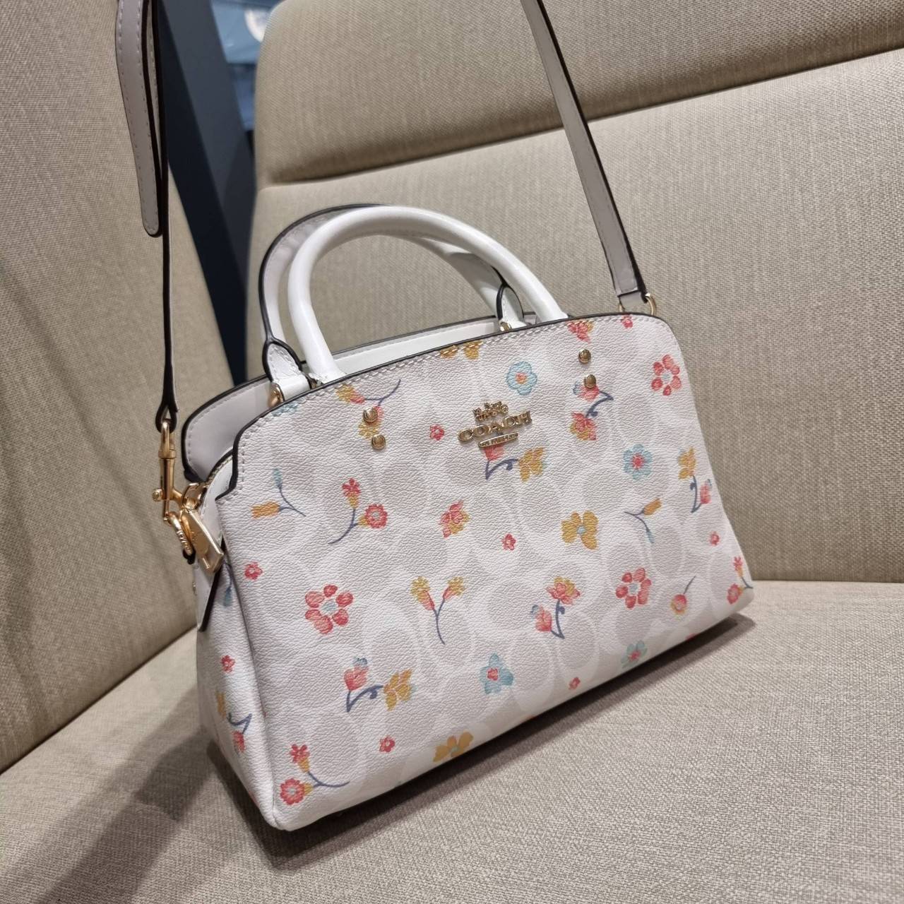 COACH C8340 MINI LILLIE CARRYALL IN SIGNATURE CANVAS WITH MYSTICAL FLORAL PRINT สีใหม่ล่าสุด กับรุ่นที่สุดของความขายดี คอลยอดฮิตในลวดลายสุดชิค กระเป๋าสะพายทรงสวย ที่ดีไซน์ออกมาให้ใช้งานง่าย สะดวก สวย หรู ดูดี!! วัสดุหนังแคนวาสเคลือบลาย มาพร้อมสายสะพายข้าง