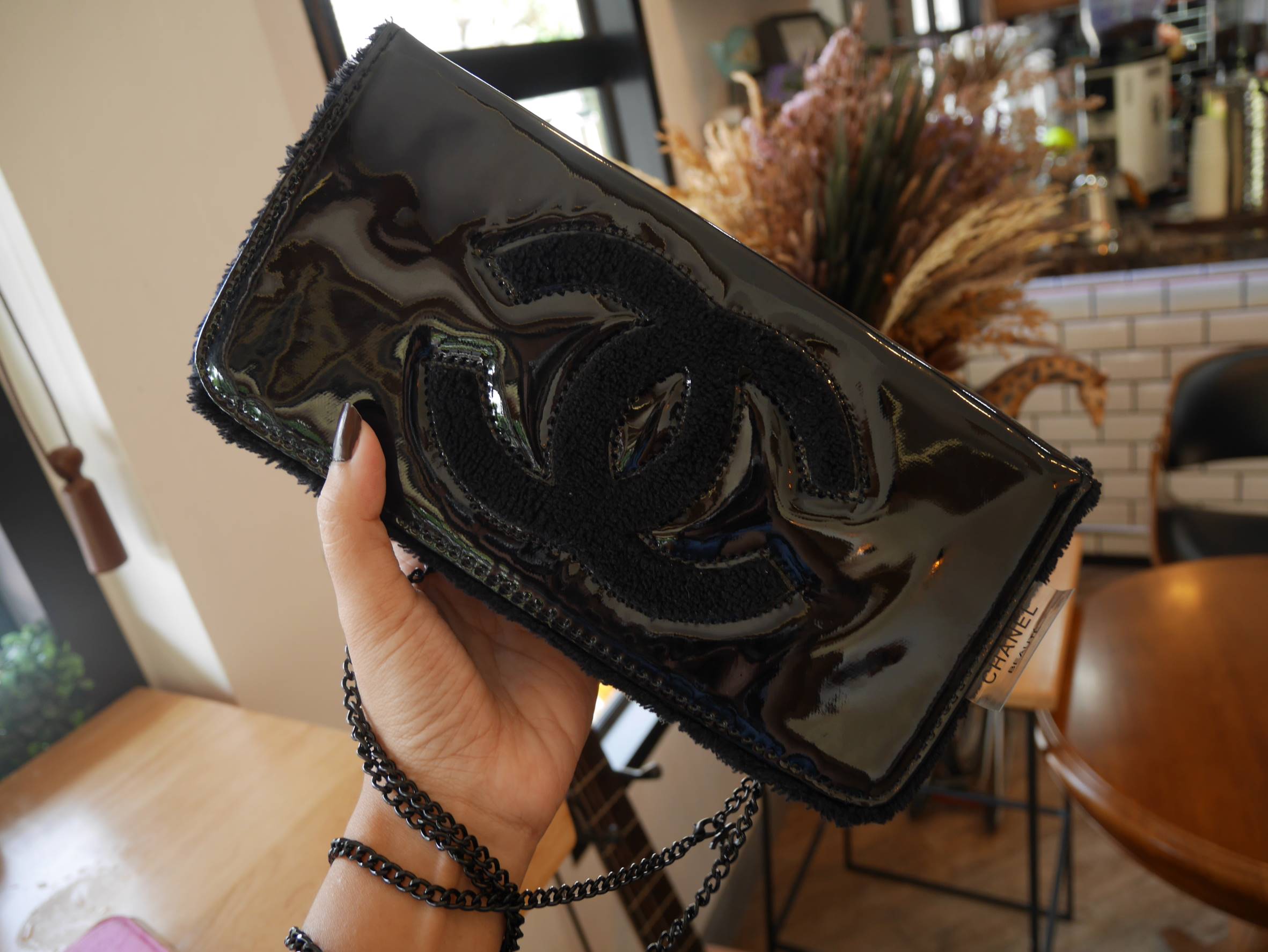 Best sellerแห่งปี! ต้องกดเลิฟให้ใบนี้เลย กระเป๋าclutch & shoulder bag งานพรีเมี่ยมกิ้ฟ จากเคาเตอร์ต่างประเทศ จากแบรนด์ Chanel เป็นกระเป๋าหนังแก้วเงา สวยหรู ตามแบบฉบับของแบรนด์เลย ตัวกระเป๋าขนาดกำลังดี ใส่มือถือได้ทุกรุ่น สามารถเก็บสายถือเป็นคลัชออกงานได้ค