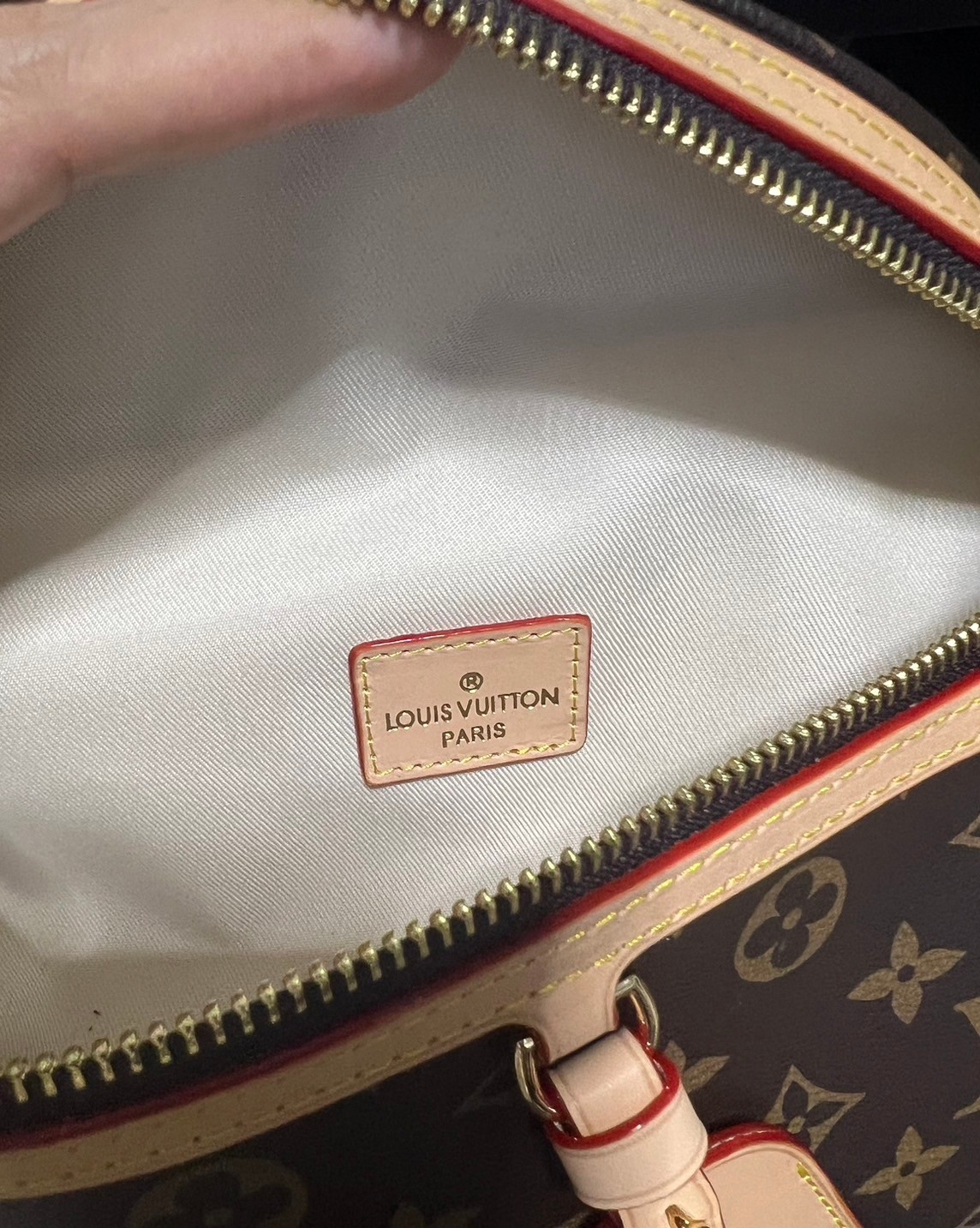 LV Hight Rise Bambag / LV Belt Bag พร้อมส่ง กระเป๋าคาดอก/คาดเอว ใช้ไ้ทั้งชายหญิง ไอเท็มเด็ดที่ใครๆก็ต่างรอคอย!! ทั้งดีไซน์และฟังก์ชั่นการใช้งาน ตอบโจทย์แน่นอนจ้า