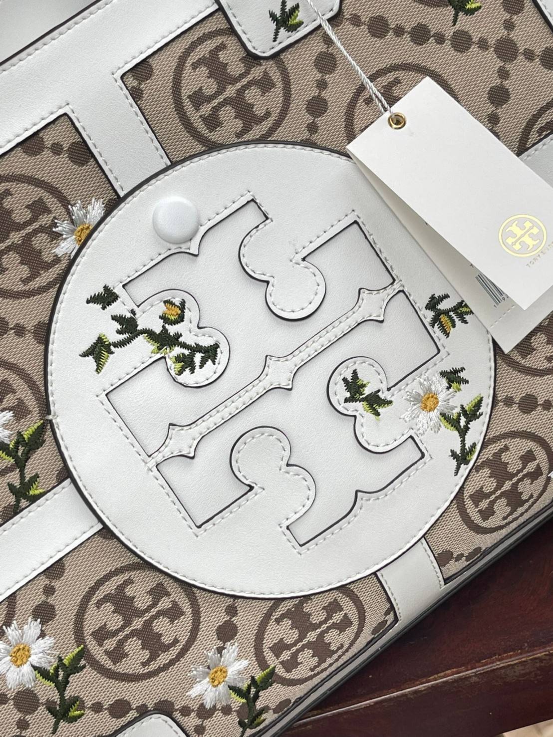 Tory burch ella jacquard embroidered quadrant tote ลายโมโนแกรม (Monogram) สัญลักษณ์สุดโดดเด่นที่คิดค้นขึ้นมาเพื่อให้แบรนด์มีเอกลักษณ์ สำหรับรุ่นนี้เป็นกระเป๋าที่ใส่ของได้เยอะ สามารถใส่สิ่งของที่จำเป็นสำหรับการทำงานได้ ง่ายต่อการถือและการหยิบใช้ข้าวของในกร