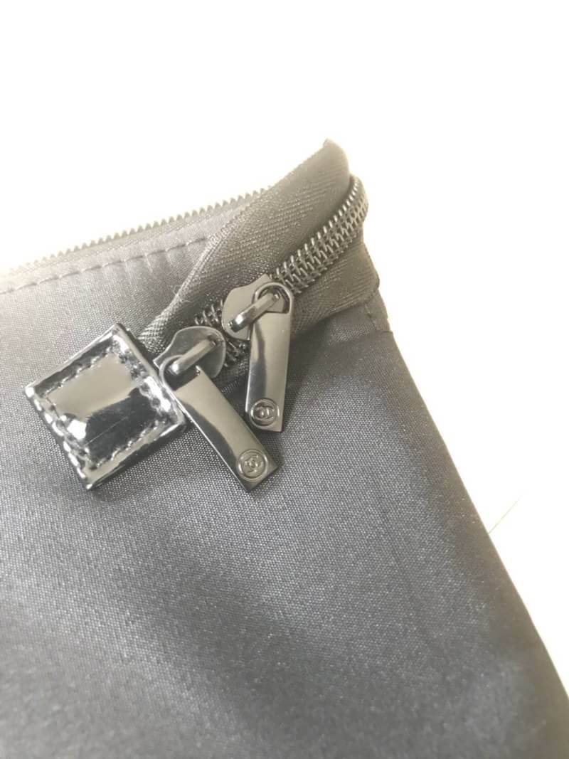 New Gorgeous☆☆ กระเป๋าใบใหญ่ทรง Tote จากแบรนด์ Chanel VIP gift Bag ทำจากผ้าหนา Polyester ฐานล่างกระเป๋าทำจากหนังแก้วผิวมันเงา สวยหรู สกรีนโลโก้ชาแนลหน้าหลัง หัวซิปปั้มโลโก้ ด้านในเป็นช่องกว้าง และมีอีกหนึ่งช่องเก็บของ รุ่นนี้สะพายไหล่เป็นสาย