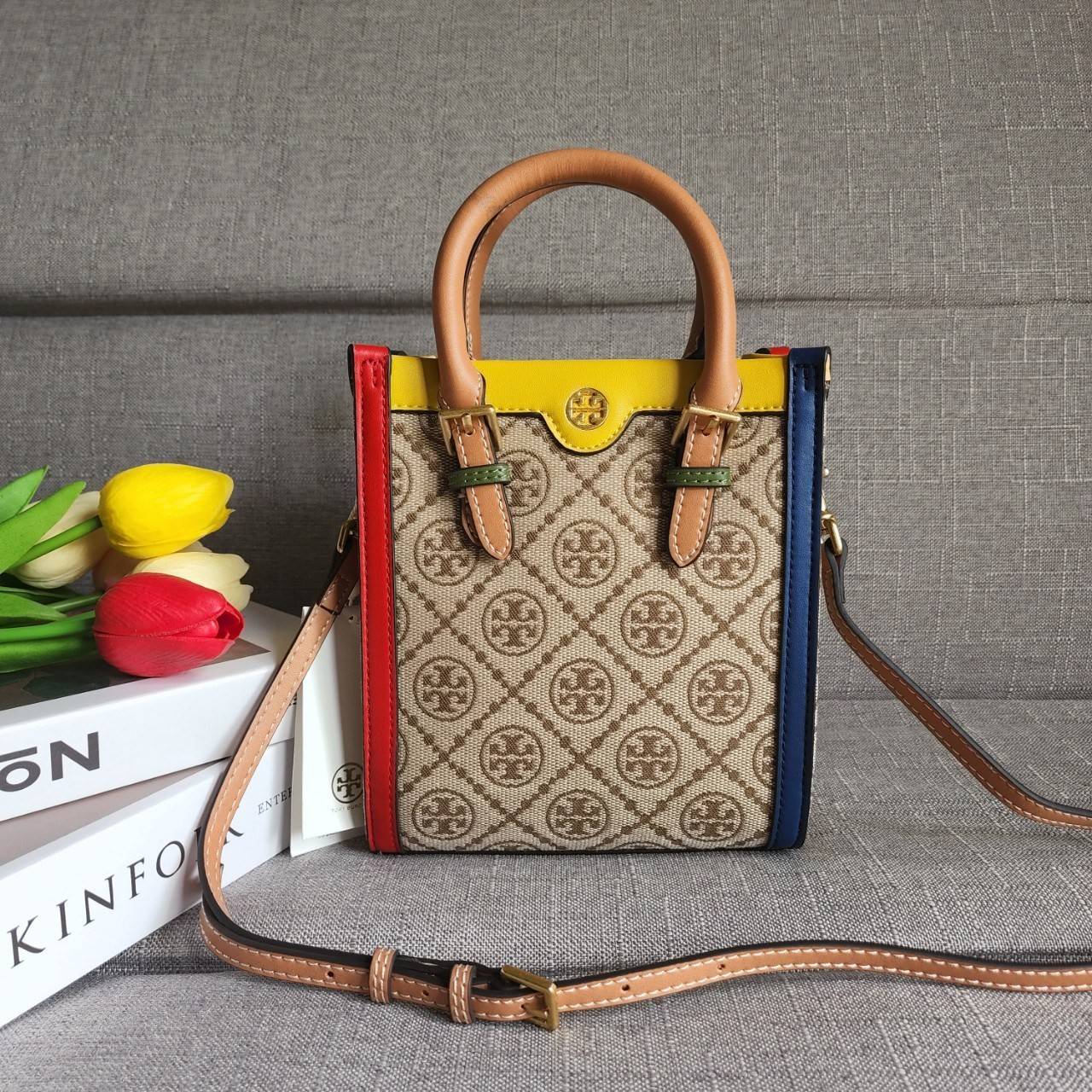 TORY BURCH T MONOGRAM COLORBlOCK JACQUARD MINI TOTE คอลเลคชั่นใหม่ล่าสุด ครอบครองก่อนใคร ไอเท็มยุคนี้รุ่นที่ควรมีติดตู้คะสาวๆ วัสดุ jacquard สลับหนังแท้ หูจับ มาพร้อมสายสะพายข้างหนังแท้ ปรับระดับได้ สายสามารถถอดออกได้ ภายในเป็นช่องโล่ง ใส่มือถือได้ กระเป๋
