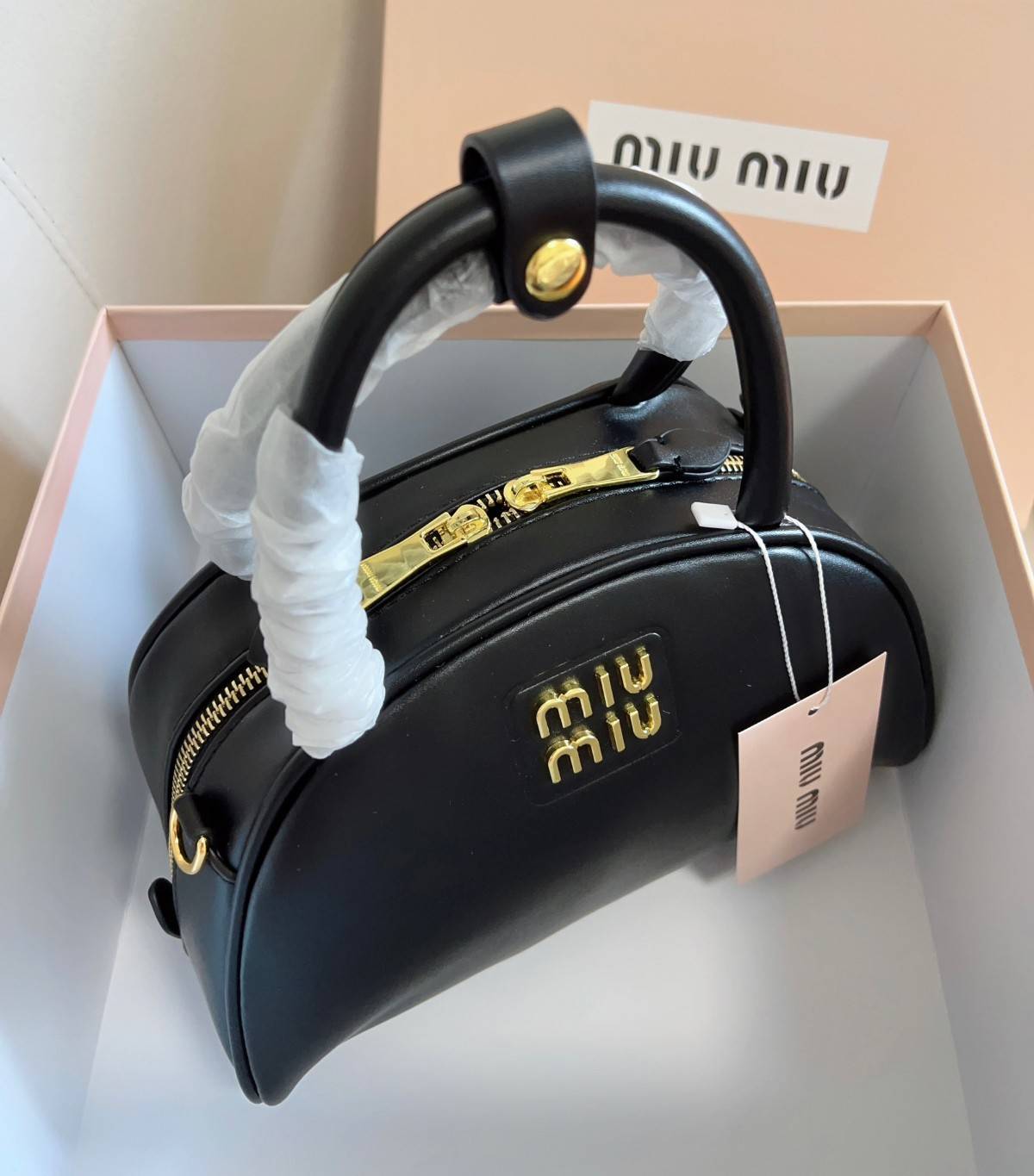 MIU MIU HALF-MOON TOP HANDLE BAG / Patent leather bowling bag / Miu Miu Leather top-handle bag กระเป๋าทรงพระจันทร์เสี้ยว หนังนิ่ม ลื่นเงา ตัดกับอะไหล่ทองได้ลงตัว