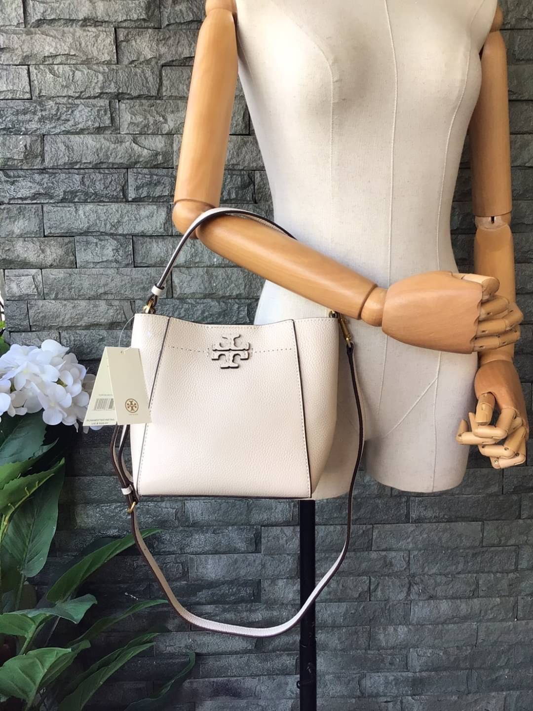 คอลเลคชั่นขายดี มากี่รอบๆ ก็หมดไวทุกรอบ!! TORY BURCH MCGRAW MINI BUCKET BAG กระเป๋าสะพาย และ ถือ คล้องแขน ทรงถัง สะพายได้ 2 ทรง ผลิตจากหนังแท้ หนังลูกวัว หนังนุ่ม หนังหอม น้ำหนักเบามากกก!! หนังลื่น นิ่มสวยมากๆ!! ด้านหน้าประดับโลโก้แบรนด์ ภายในโล่งกว้าง มี