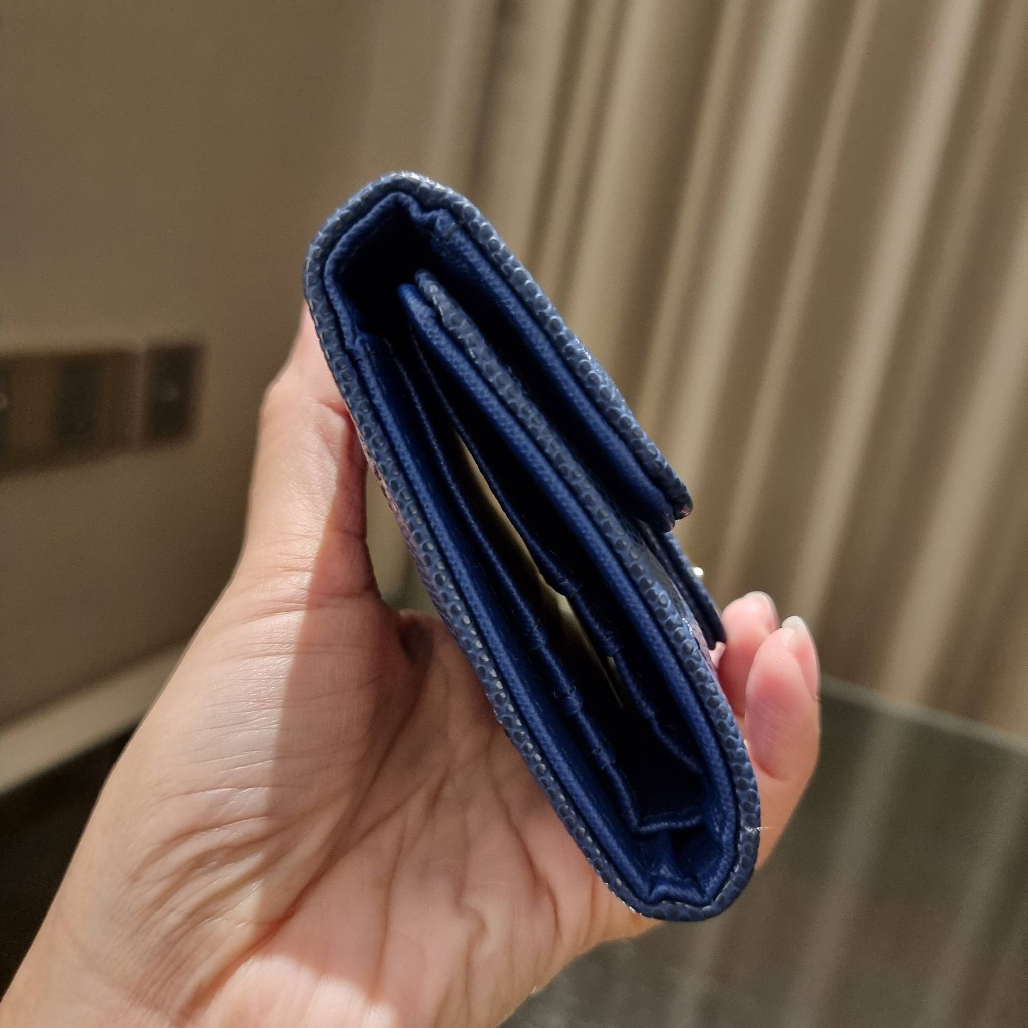 VIP 】มาแล้วจ้า!! รุ่นแนะนำ!! ฮิตติดใจสาวๆ!! กระเป๋าสตางค์ใบสั้นรุ่นฝาพับ จาก Chanel premium for gift เรียบหรู ดูไฮน์ วัสดุหนังสังเคราะห์ลายคาร์เวีย ด้านในเป็นหนังซาฟเฟียโน่ เปิด-ปิดด้วยกระดุมแม่เหล็ก ภายในกระเป๋ามีช่องใส่บัตร ใส่ธนบัตรได้ ดีไซน์เรียบหรูตา