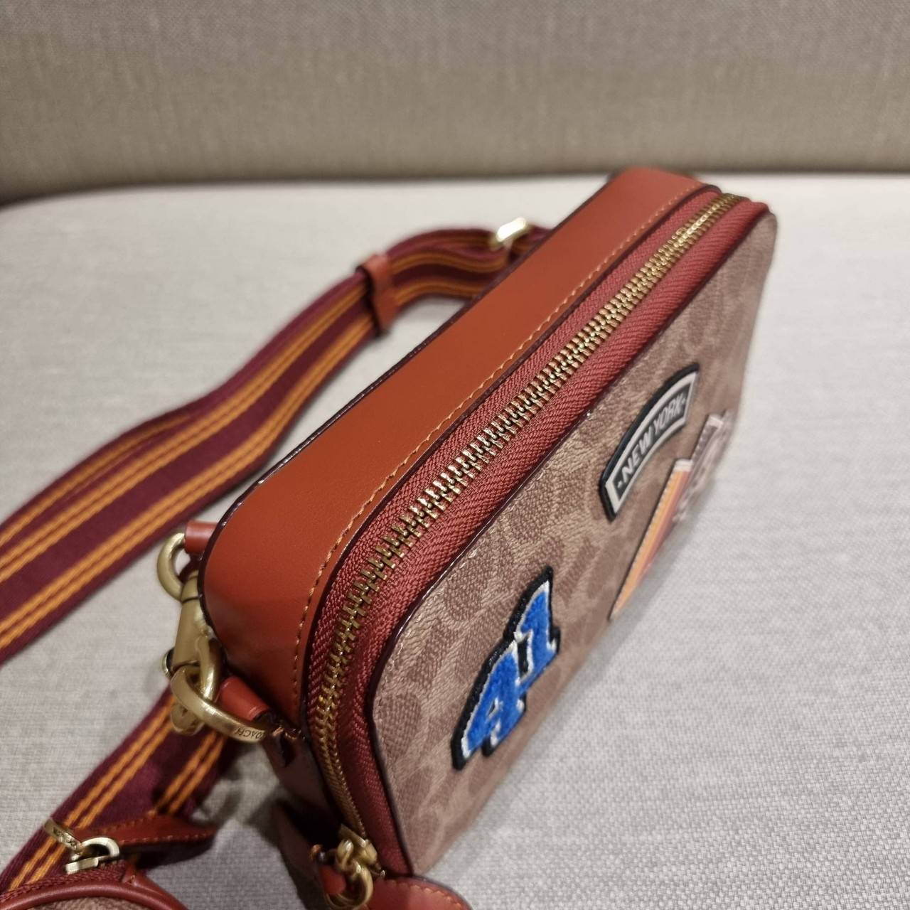 COACH C6744 CHARTER SLIM CROSSBODY IN SIGNATURE CANVAS WITH PATCHES คอลเลคชั่นฮอลิเดย์ สดใสพร้อมปังพร้อมส่ง!! น่ารักมากๆกับดีไซน์สกีเรทโทรวินเทจ วัสดุหนังแคนวาสเคลือบลายสลับหนังแท้ โดดเด่นด้วยแพทช์ลายสวยคม ดีเทลความเลิศมันอยู่ตรงนี้!! ตรงที่มีน้องใบเล็กมา