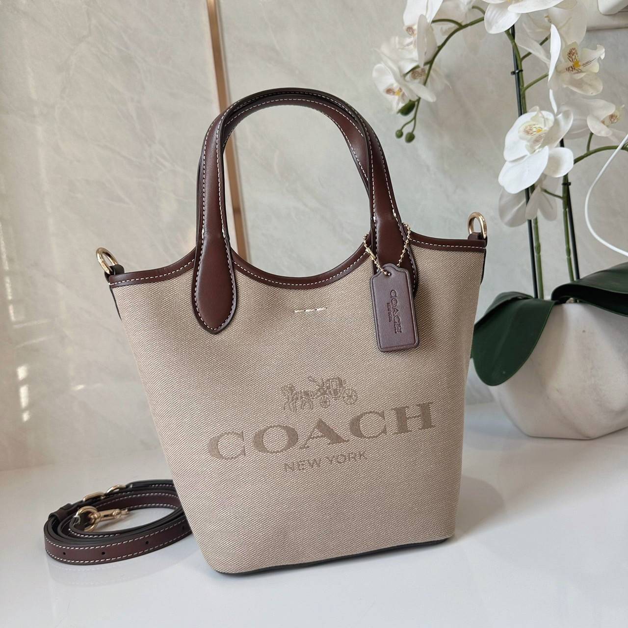 พร้อมส่ง 5 สี COACH HANNA BUCKET BAG กระเป๋าถือ/สะพายข้างทรงบักเก็ตรุ่นใหม่ดีไซน์เก๋น่ารัก เกรดท็อปออริ เกรดดีสุด สลับแท้ 1:1 ใช้ต่างประเทศได้