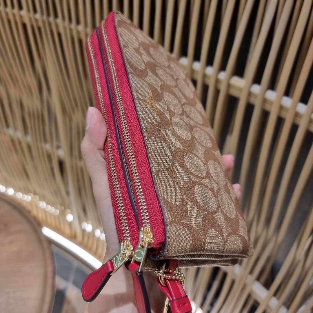 COACH F54057 DOUBLE ZIP WALLET IN SIGNATURE กระเป๋าคล้องมือ size L ใบนี้ใส่มือถือได้ทุกรุ่น ขนาดกำลังดี พกพาสะดวกมากๆ วัสดุหนังสังเคราะห์ ภายในเป็นผ้าสีสวยคม ใส่ธนบัตร ใส่บัตรได้เยอะ ใส่มือถือได้สบายๆทุกรุ่น ตอบโจทย์สาวๆที่ไม่ชอบพกเยอะวุ่นวายจ้า ใบนี้เอาอ