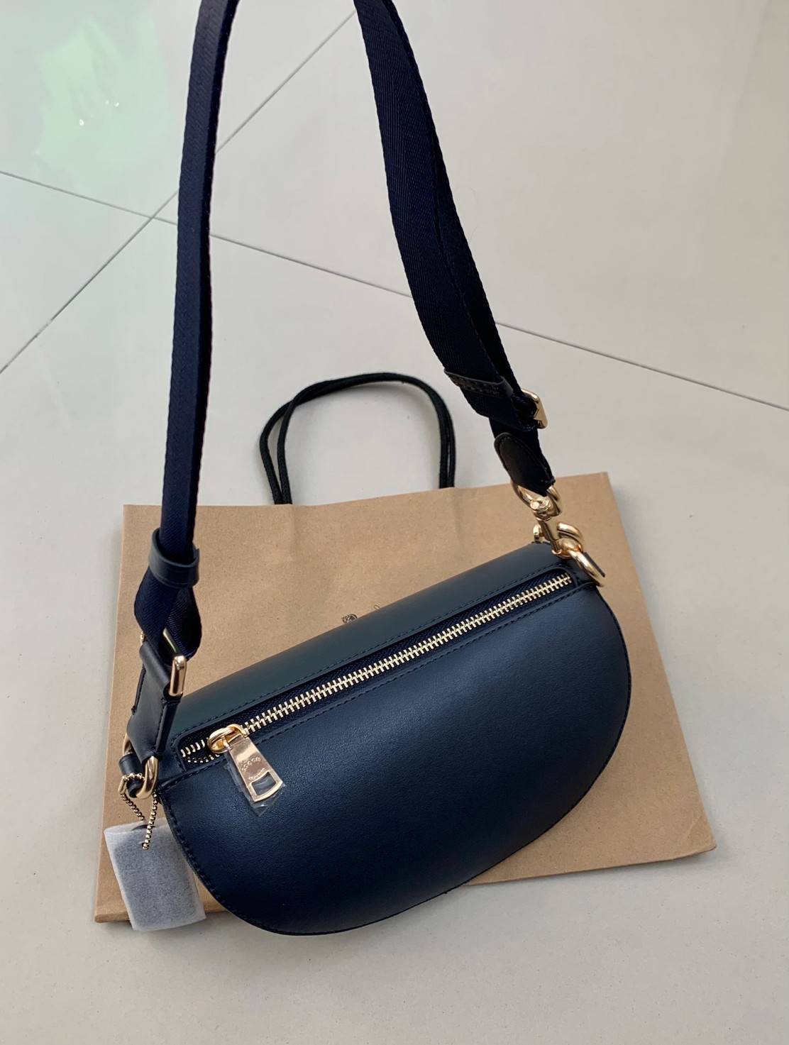 COACH BELT BAG ((39937)) กลับมาอีกครั้ง สวยเหมือนเดิมค่ะ😘 กระเป๋าคาดอก//คาดเอว หนังแท้นิ่ม สวยงามค่ะ ด้านหน้ามีช่องซิป ใส่กระเป๋าเงินใบกลางได้;มือถือได้ทุกรุ่น;พาสปอร์ตได้ค่ะ ด้านหลังมีช่องซิปให้อีกช่องใส่ของจุกจิก สายคาดเลื่อนปรับได้ฟรีไซด์ตามขนา