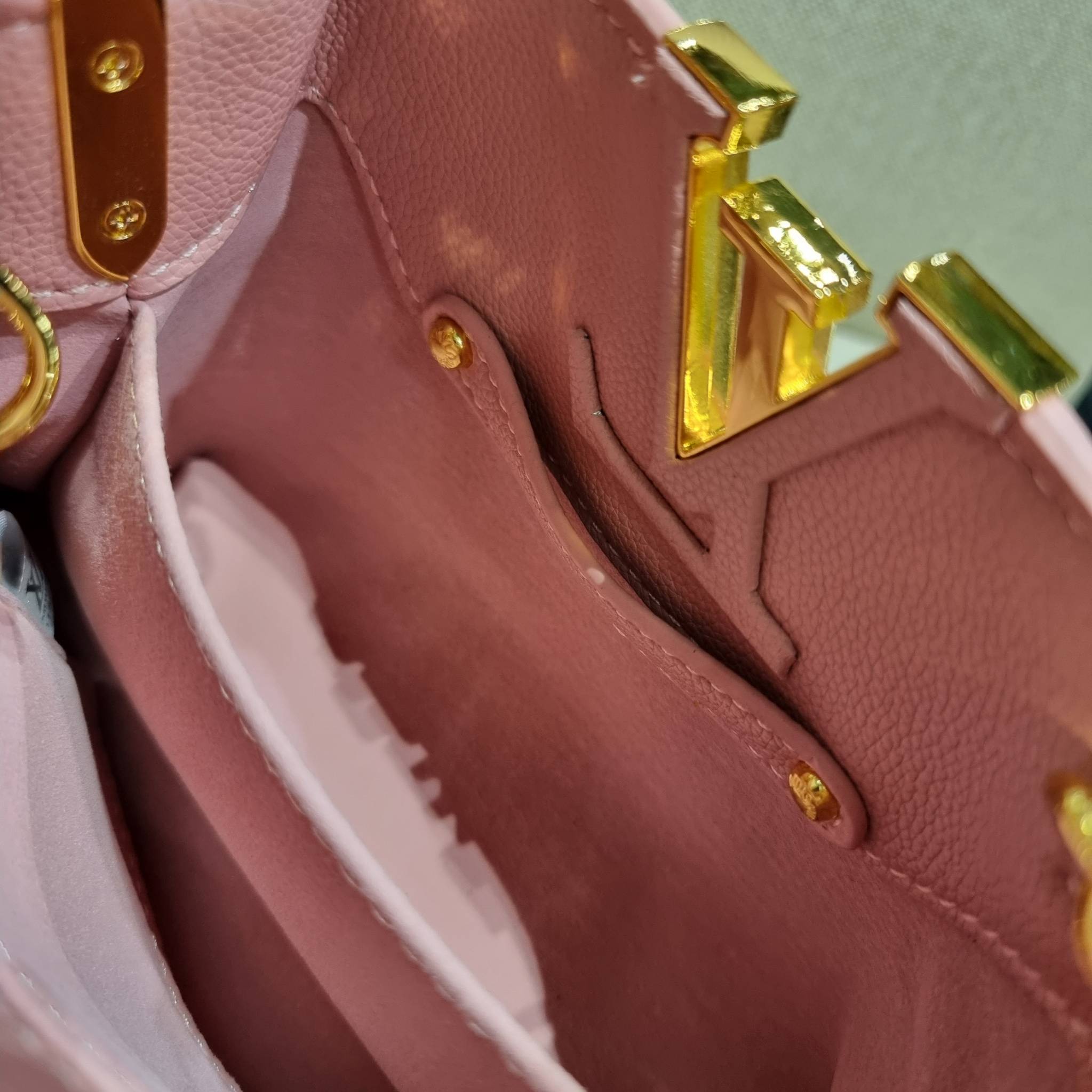 LV capucines mini top handle VIP ที่สุดของความสวยในราคาเบาๆ กระเป๋าถือสุดหรู ดีไซน์ทรงคลาสสิค ที่รอบนี้มาในไซส์มินิ ดีงามม้ากกกก!! มาพร้อมหูจับในตัว ด้วยรูปทรงวินเทจและวัสดุหนังลูกวัว ขับผิว ทำให้ไอเท็มนี้สะกดทุกสายตาจริงๆ และยังมีลูกเล่นที่ฝาปิดกระเป๋า ท