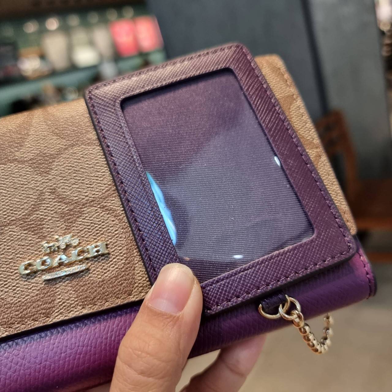 COACH F53763 TRIFOLD WALLET IN SIGNATURE กลับมาแล้วจ้า!! รุ่นขายดี!! 💓 ดีไซน์ใหม่ กระเป๋าสตางค์ใบยาว แถมที่ห้อยใส่บัตรแยกให้ (ถอดออกได้) น่ารักมากๆ ใช้งานง่าย เปิด-ปิดด้วยกระดุม ภายในใส่ธนบัตร ใส่บัตรได้เยอะ ใส่มือถือได้ไปอีก!! จุใจสุดๆ บอกเลยว่าใ