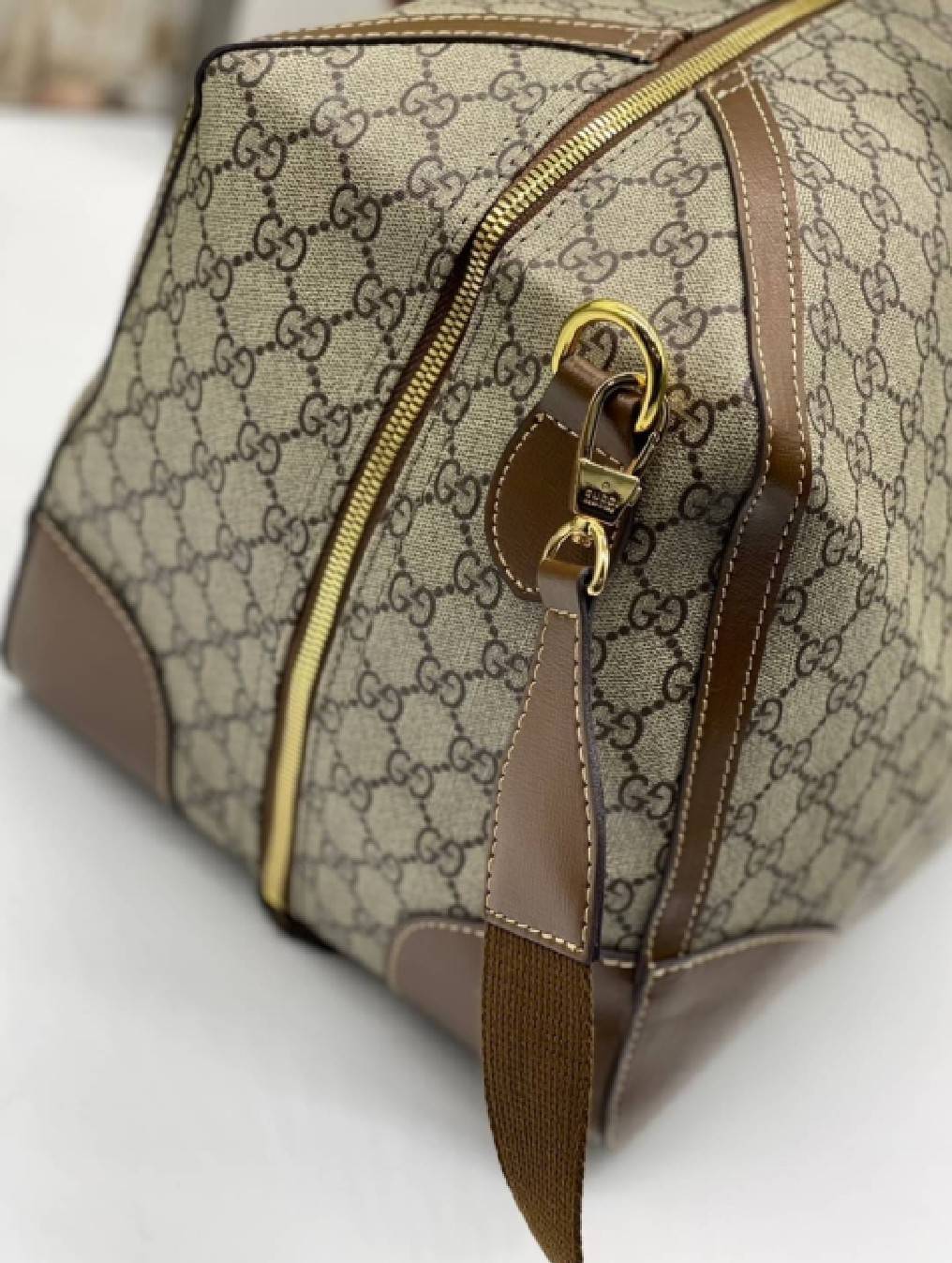 GUCCI Duffle bag with Interlocking G เกรดออริจินอล กระเป๋าใบใหญ่จุใจ 16" ใส่สัมภาระขึ้นเครื่องเดินทางได้ ใส่เสื้อผ้า รองเท้า เอกสาร A4 iPad Notebookได้ หูจับแข็งแรง สายสะพายยาวถอดออกได้ สะพายไหล่หรือ Crossbody ก็ดูดี ใช้ได้ทั้งชายหญิง ภาพถ่ายสินค้าจร