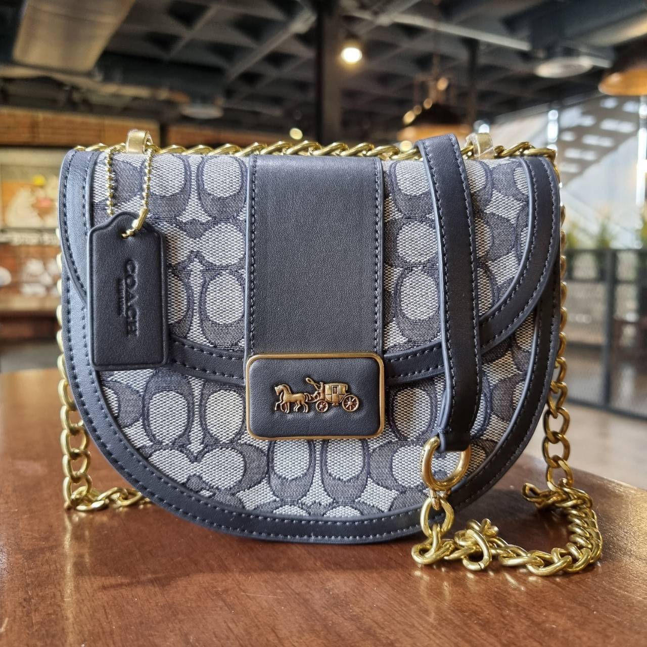 COACH ALIE SADDLE BAG IN SIGNATURE JACQUARD (C4694//C3464) New item!! กระเป๋าสะพายทรง saddle ดีไซน์วินเทจย้อนยุค แฝงความหรูในตัวด้วยอะไหล่สีทองเหลือง โดดเด่นไม่ซ้ำใครแน่นอน วัสดุผ้า jacquard สลับหนังแท้ ภายในเป็นช่องโล่ง มาพร้อมสายสะพายครอสบอดี้ ที่สามารถ