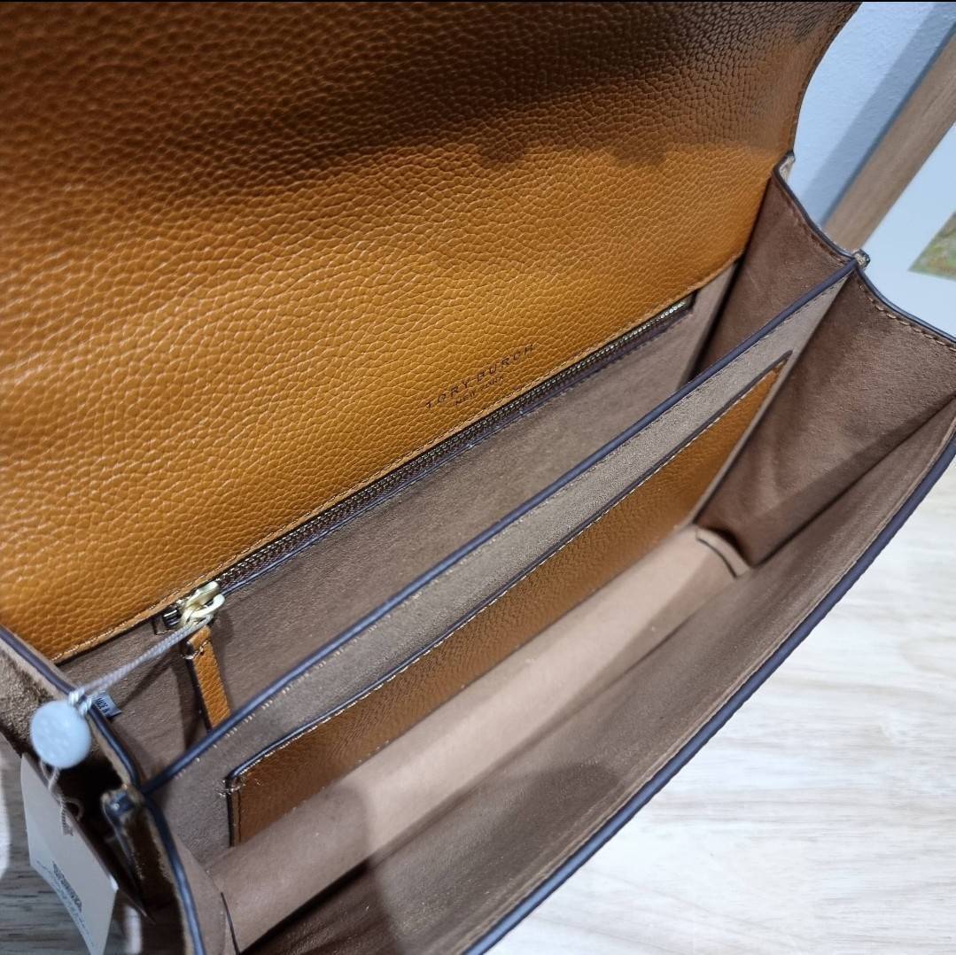 TORY BURCH MILLER SHOULDER BAG / Tory Burch Bag รุ่นยอดนิยม รุ่นหายาก รุ่นที่สาวๆตามหา ใบนี้เลย!! สวยหรู ผู้ดีทุกสี กระเป๋าสะพายไหล่ ดีไซน์อยู่ทรง คลาสสิคแฝงความหรูด้วยโลโก้สีทองอร่ามโดดเด่น