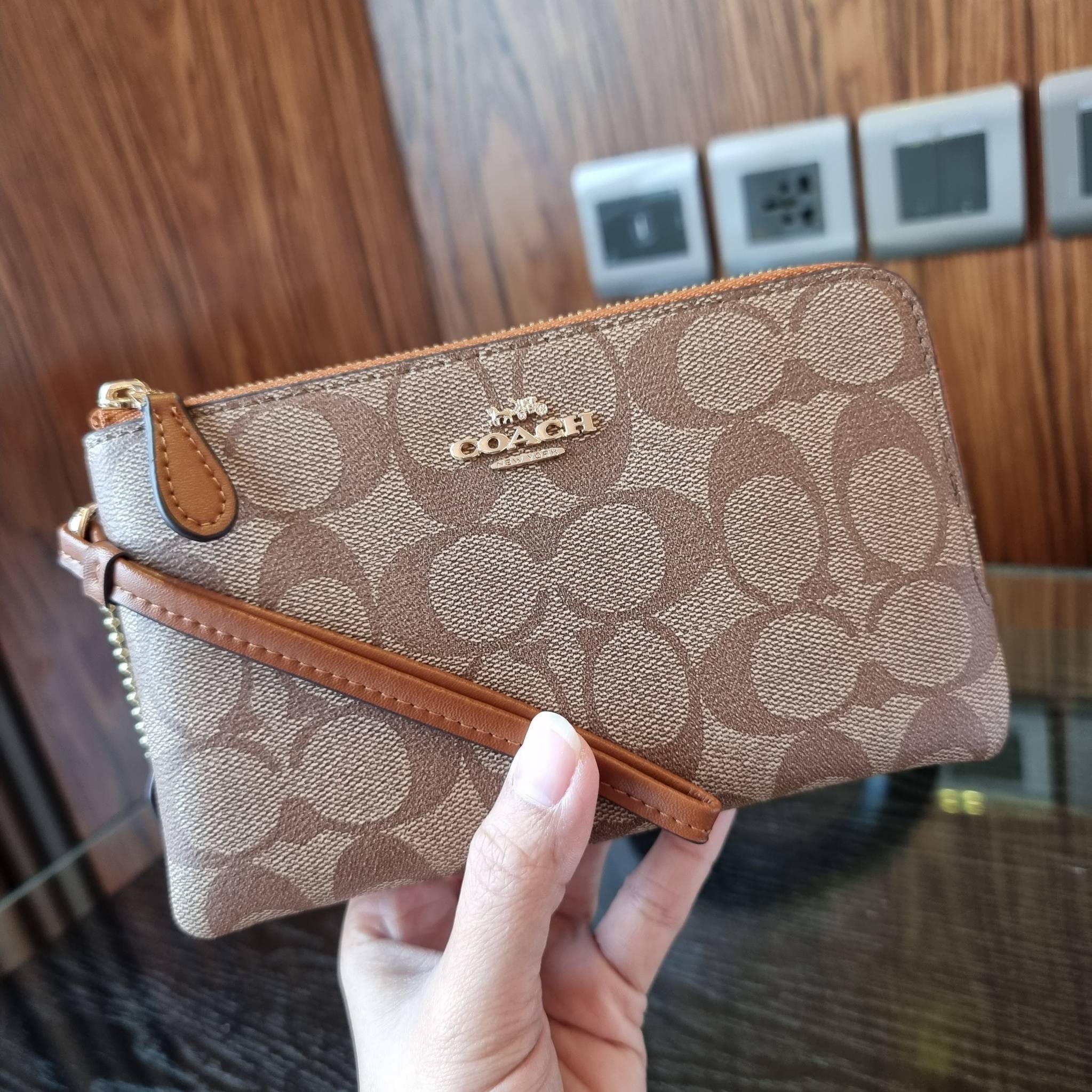 COACH F87591 DOUBLE CORNER ZIP WALLET IN SIGNATURE COATED CANVAS คล้องมือรุ่น 2 ซิป!! มาแล้วจ้า 🌟🤗 ไซส์นี้คือเหมาะมือจริงๆ พกง่ายเช่นเคย ไม่ต้องกังวลว่าจะเกะกะหรือกินพื้นที่กระเป๋าหลัก วัสดุหนังแคนวาสเคลือบลาย มีช่องหลักแยก 2 ช่อง ภายในบุผ