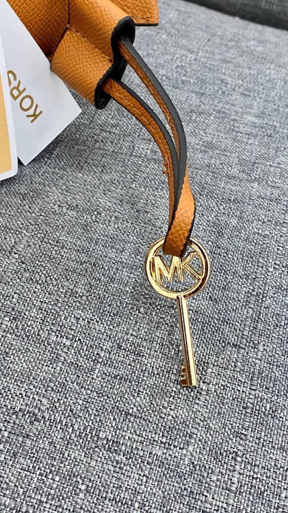 MICHAEL KORS TOTE BAG กระเป๋าสะพายไหล่ทรง Tote ใบใหญ่กำลังดีหนัง Saffiano สวยหรูอยู่ทรง ด้านหน้าประดับโลโก้สีทองสวย พร้อมอะไหล่ห้อยแบรนด์ ภายในมี 2 ช่องหลัก 1 ช่องซิปกลาง และช่องเล็ก ใส่ของจุกจิก และสายห้อยกุญแจ กว้างและจุ ใส่ ipad เอกสาร A4 กระเป๋าสตางค์