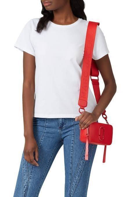 Marc Jacobs Snapshot Bag กระเป๋าแบรนด์ดังจากสัญชาติอเมริกัน นับได้ว่ารุ่นนี้เป็นรุ่นทรงฮิตเลยทีเดียว โดยด้านหน้ากระเป๋าจะเป็นโลโก้แบบโลหะที่เป็นสัญลักษณ์ของแบรนด์นี้ มาพร้อมสายสะพายที่จะสะพายยังไงก็ดูโดดเด่น เพราะขนาดใหญ่ที่สกรีนตัวอักษรโลโก้ ในรูปแบบต่าง
