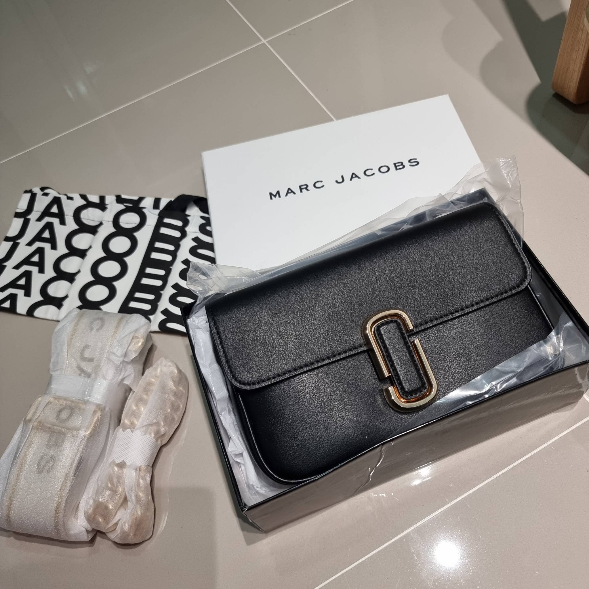 MARC JACOBS THE J MARC SHOULDER BAG คอลเลคชั่นใหม่ล่าสุด สวยฟาดกว่าใคร ใบไหนๆก็ต้องหลีก กับกระเป๋าสะพายไหล่สุดหรู รูปทรงใช้งานง่าย ดีไซน์เรียบ แต่แฝงไปด้วยความผู้ดี ดูแพง