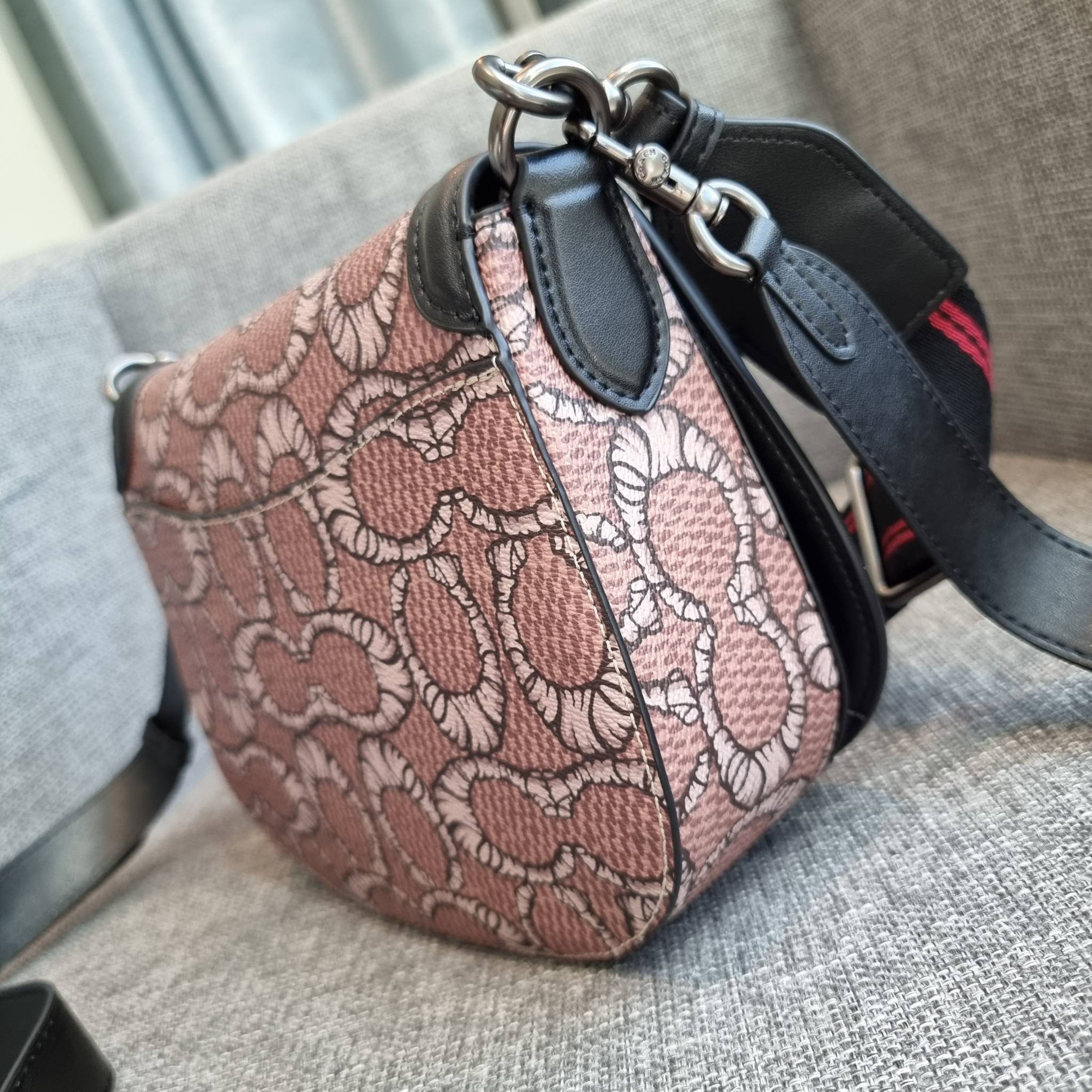 OUTLET 】COACH C6972 COACH x MICHAEL B. JORDAN WITH BEAT SADDLE BAG คอลเลคชั่นใหม่ ดีไซน์สุดชิค มาให้สวยในไทยก่อนใคร กับกระเป๋าทรง saddle ที่พิเศษมากๆมาพร้อมสายสะพาย 2 เส้น ใช้คู่กันหรือแยกสะพายก็สวยครบสูตร กระเป๋าสะพายทรง saddle คลาสสิค วัสดุหนังแคนวาสสลั