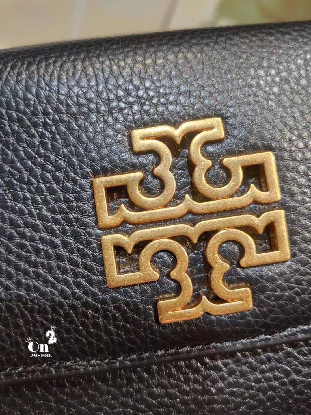 TORY BURCH BRITTEN MINI TOP HANDLE BAG พร้อมส่งที่ไทย กระเป๋าสะพาย Crossbody วัสดุหนังวัวแท้ การออกแบบเรียบง่าย ยังคงความหรูหราเอาไว้ มาพร้อมสายยาวโซ่อะไหล่ทองสลับหนัง ถอดออกได้ ตอบสนองการใช้งานได้ดี มีหูหิ้วด้านบนสามารถใช้งานได้ในหลายโอกาสค่ะ