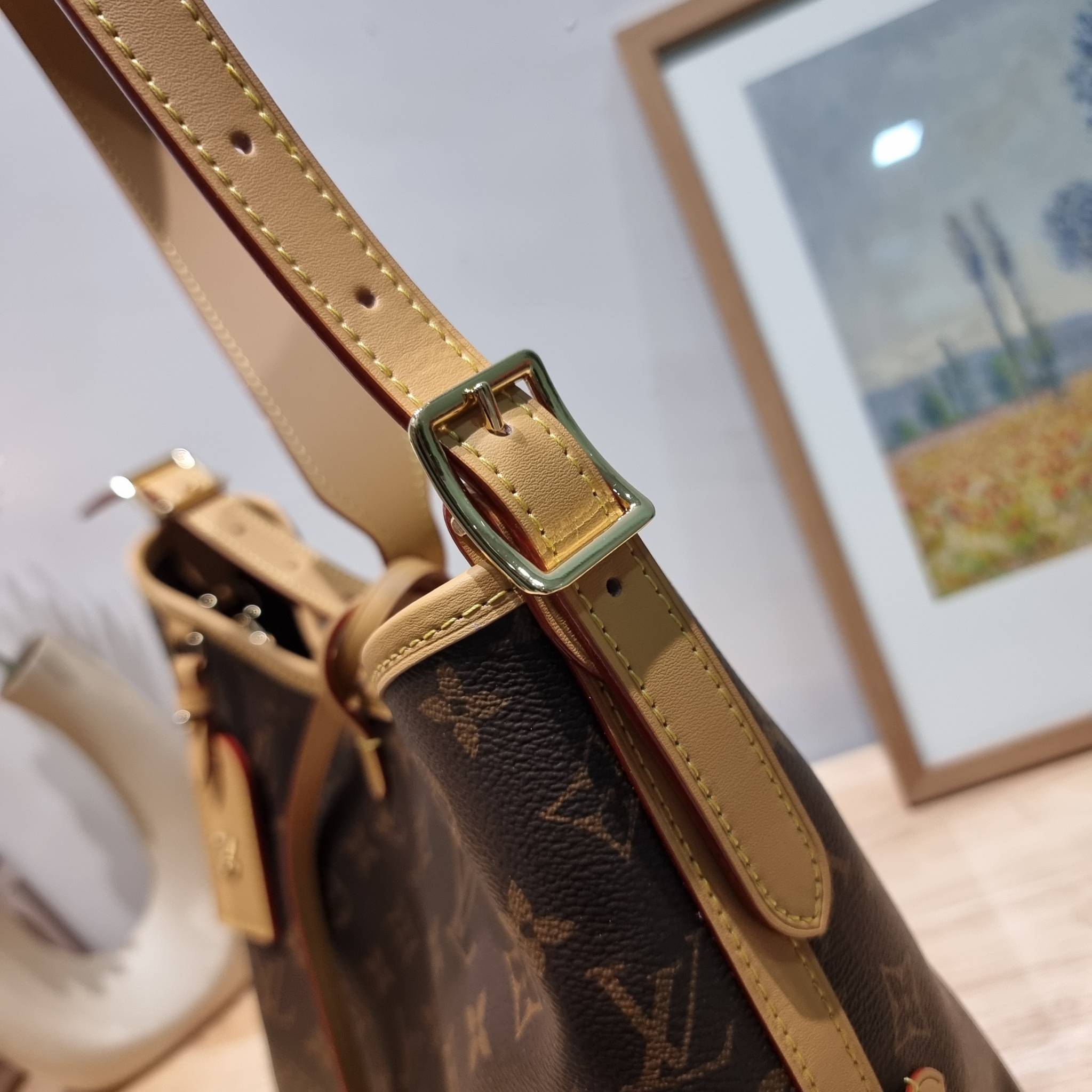 LV CARRYALL PM รุ่นลิมิเต็ดที่สาวๆตามหา กระเป๋าสะพายไหล่ทรงสวย ดีไซน์เรียบง่ายคลาสสิค หรู ดูผู้ดี รูปทรงใช้งานง่าย มาพร้อมใบลูก ไว้เก็บของจุกจิก วัสดุหนังแคนวาส ปากกระเป๋ามีสายหนังผูกกันของหล่นได้และยังมีกระดุมแม่เหล็กอีกด้วย สายสะพายถอดปรับได้ ภายในโล่งก