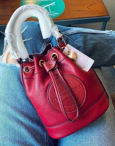 COACH DEMPSEY BUCKET BAG 15 WITH COACH PATCH AND HEART CHARM สวยงามด้วยดีไซน์ทรงตะกร้าแบบมินิมอลแสนน่ารัก ดีเทลสะดุดตา รูปทรงจดจำง่าย ถือแบบชิคๆ หรือยิ่งไปกว่านั้น สายสะพายของกระเป๋าก็สามารถถอดออกเพื่อเปลี่ยนรูปแบบการสะพายได้ทั้งแบบสะพายไหล่และสะพายคาดลำต