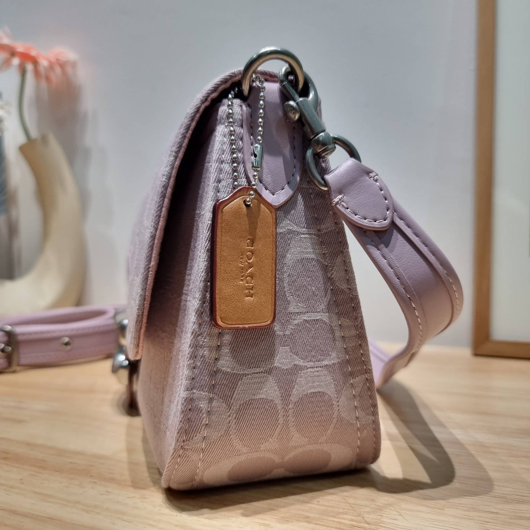 COACH CJ854 SOFT TABBY SHOULDER BAG IN SIGNATURE DENIM ฉุดไม่อยู่แล้วจริงๆกับไอเท็มนี้ ที่ร้อนแรงแบบปังๆไปเลย!! กระเป๋าสะพายไหล่/สะพายข้าง ดีไซน์วินเทจย้อนยุค สวยคมชัด คลาสสิคใช้ได้ทุกลุค