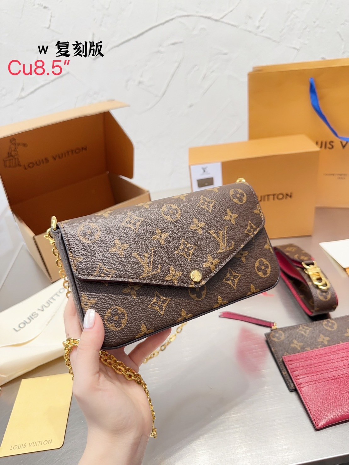 LV Felicie Pochette Monogram Bag / LV Felicie Chain wallet กระเป๋าสะพายข้างหรือถือแบบคลัทออกงาน พร้อมสายโซ่ และสายสะพายทรงสปอร์ตสุดคุ้มใช้งานง่าย