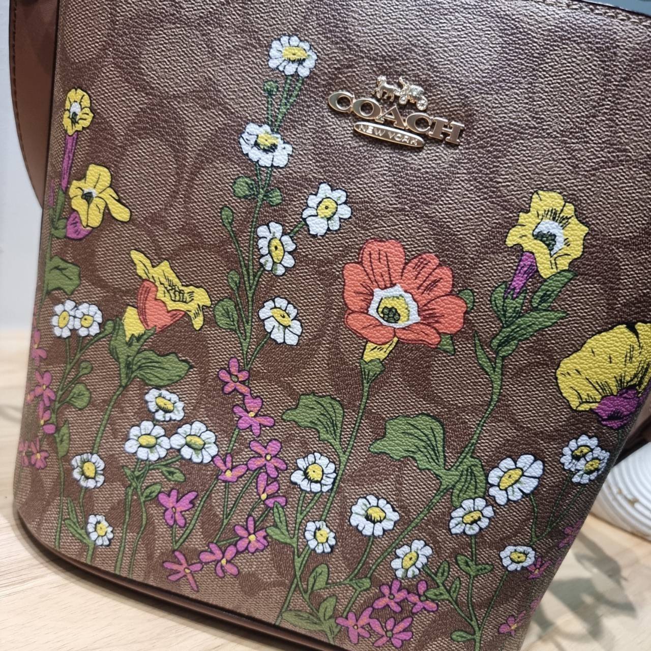 COACH CR155 SOPHIE BUCKET BAG IN SIGNATURE CANVAS WITH FLORAL PRINT กระเป๋าทรงบัคเก็ต ที่มีดีไซน์ลวดลายดอกไม้น่ารักน่าใช้ เกรดท็อปออริ 1:1 สลับแท้