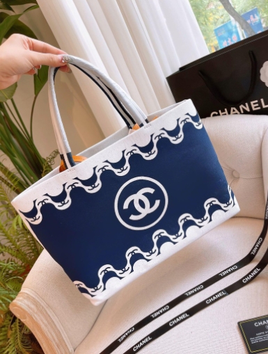 VIP 】CHANEL Spring Tote Blue Striped Beach Bag กระเป๋าทรง Shopping ใบใหญ่กำลังดี วัสดุผ้าแคนวาสตัดเย็บด้วยการเดินด้ายสวยงามเลอร์ค่ามาก สีน้ำเงินในลุคสดใส ไปทะเลได้แบบคูลๆ จุของได้เยอะ Rare items เด็ดๆแบบนี้ควรค่าเเก่การสะสมสาวก Chanel ห้ามพลาดค่ะ!