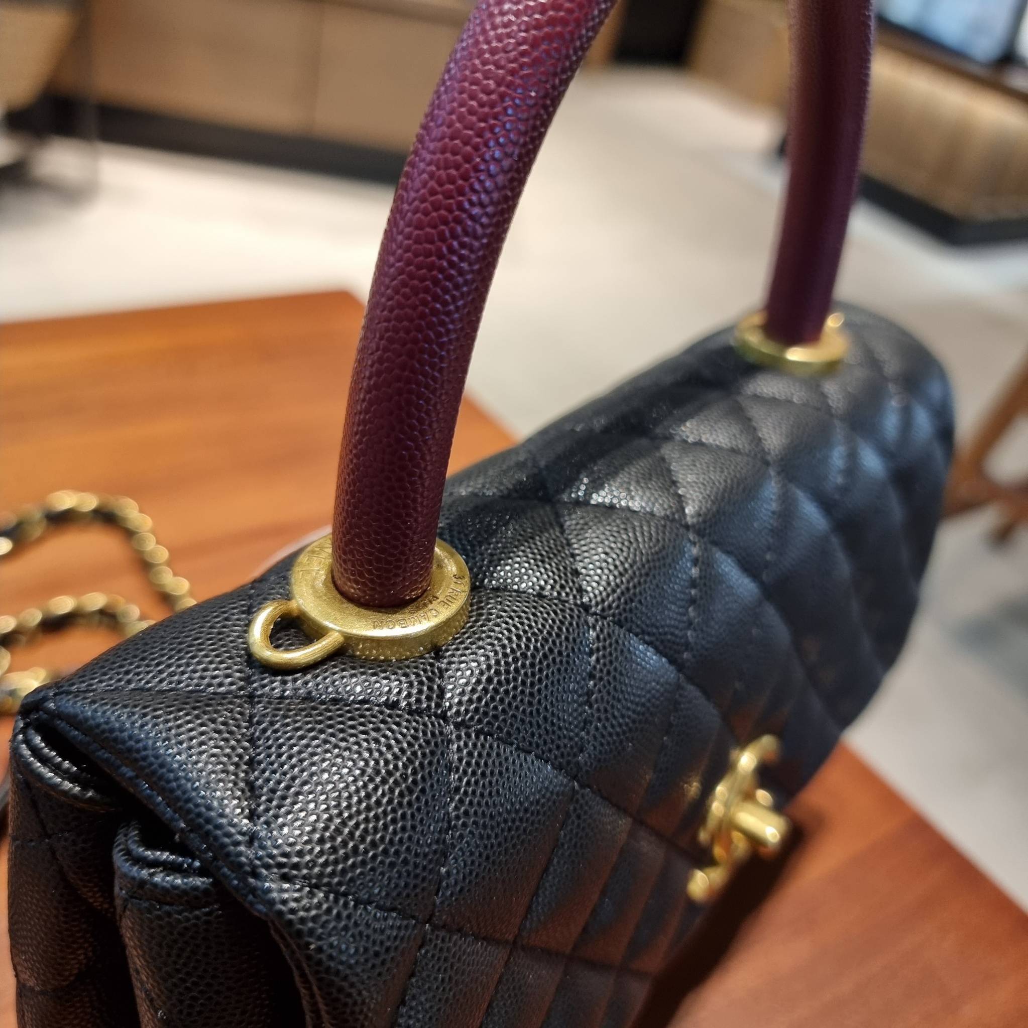 VIP 】รุ่นยอดฮิตตลอดกาล ไซส์กำลังสวย!! จากแบรนด์ Chanel กระเป๋าถือ/สะพาย หนังลายคาเวียร์ โลโก้เด่นชัด เปิด-ปิดกระเป๋าด้วยตัวบิดล็อค อะไหล่สีทองหรู ทรงสวยผู้ดี ภายในกระเป๋ามีช่องโล่งกว้างจุของได้พอสมควร มีช่องซิปแบ่งสัดส่วน ด้านหลังมีช่องเก็บของจุกจิกอีก 1 