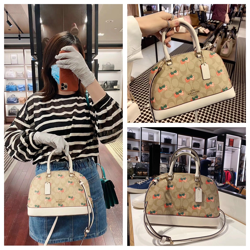 COACH 91514 MINI SIERRA SATCHEL IN SIGNATURE CANVAS WITH STRAWBERRY PRINT สายคุณหนูมารวมตัวกันตรงนี้เลยจ้า!! ละมุนกว่านี้ไม่มีแล้ว กับกระเป๋าทรงโดมสุดคลาสสิค เพิ่มดีเทลลูกเล่นลายสตรอเบอรี่ ให้มีความคิ้วท์แบบไม่เยอะเกินไป ลงตัวพอดี มาพร้อมหูจับในตัวและสายส