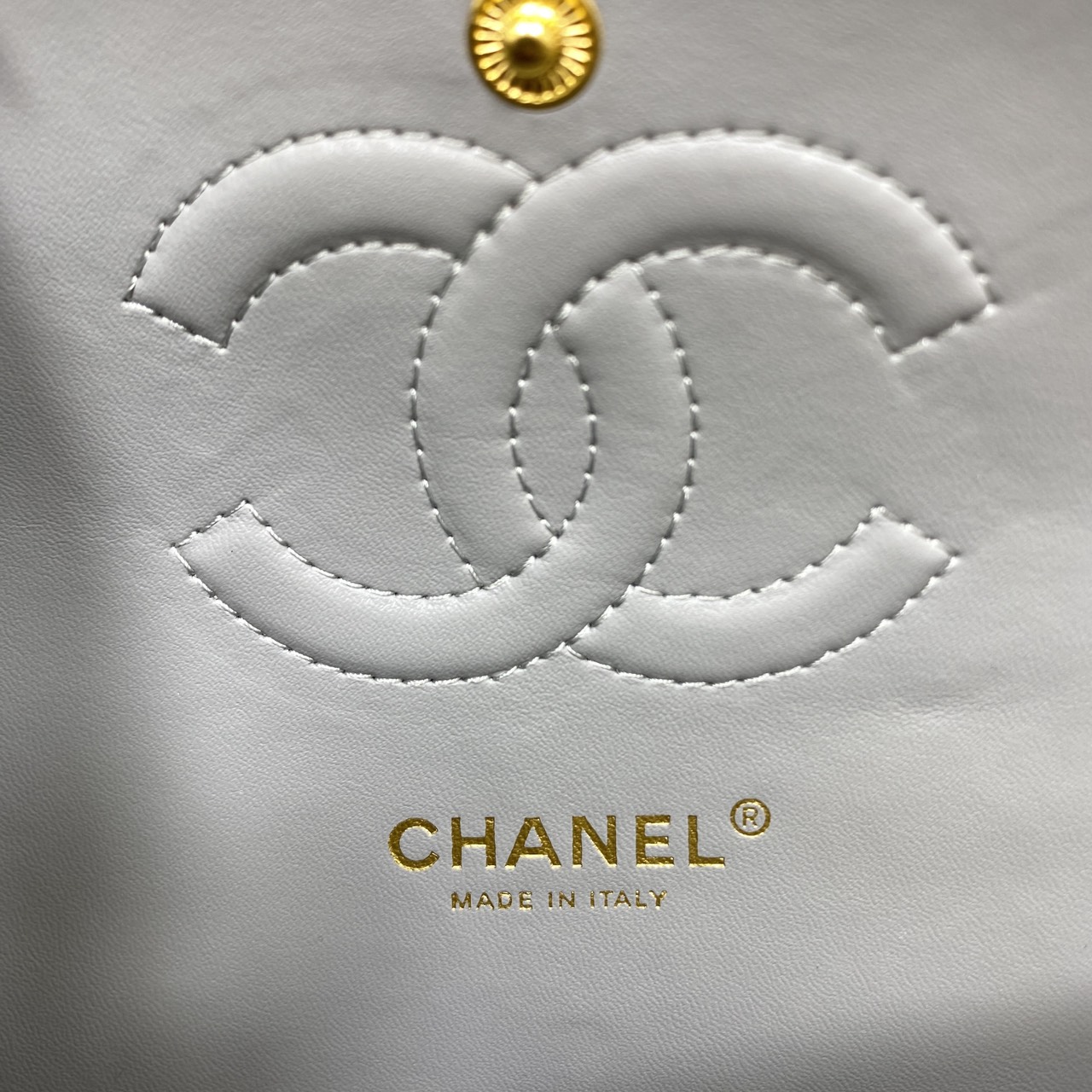 ORI หนังแท้ | CHANEL Classic Medium Flap Bag 25cm กระเป๋าสะพายคลาสสิกรุ่นยอดนิยมตลอดกาล ดีไซน์เรียบหรูหราขับผิว งานหนังแท้ อะไหล่ทองหรูหรา สุดยอดเดอะเบสท์ไอเท็ม