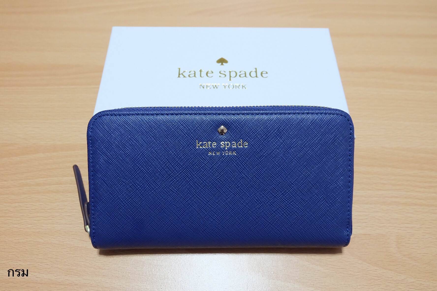 กระเป๋าสตางค์ใบยาวซิปรอปยี่ห้อ KATE SPADE กระเป๋าเงินหนังลาย saffiano อะไหล่สีทอง น้ำหนักเบา ด้านในมีช่องซิปใส่เหรียญ ใส่บัตร ใส่ธนบัตรได้จำนวนมาก ใบนี้สวยรับทรัพย์จริงๆ นานๆมาทีนะคะสีนี้ รีบคว้าด่วนเลยคะ