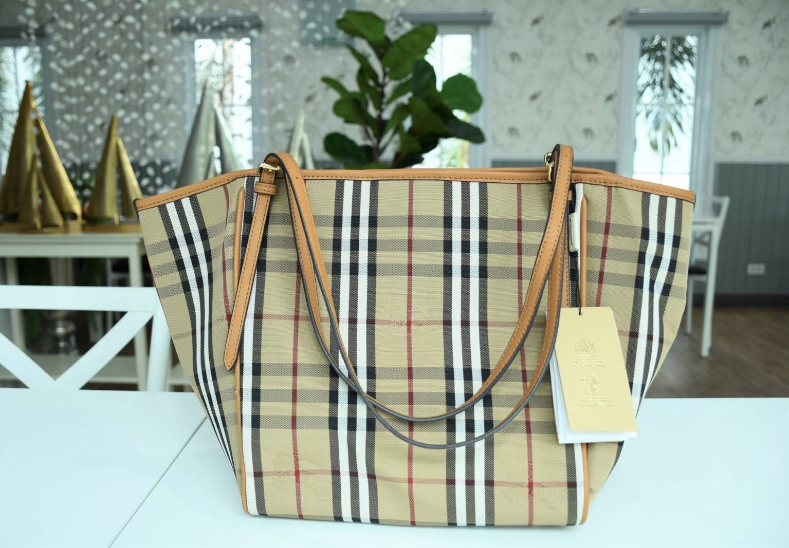 พรีเมี่ยมกิ๊ฟแท้ Burberry New War Horse Check Tote Gift Bag