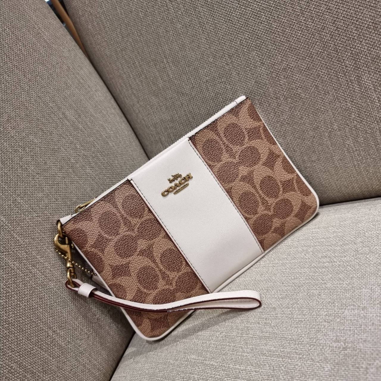 COACH 32445 SMALL WRISLET IN COLORBLOCK SIGNATURE CANVAS คอลเลคชั่นคัลเลอร์บล็อคสวยหรู ในรูปแบบกระเป๋าคล้องมือ ขนาดพกพา ไซส์กำลังสวยมากๆ พกง่ายไปเลยจ้า วัสดุหนังแคนวาส ตัดหนังแท้ ภายในโล่ง มีช่องใส่บัตร ตอบโจทย์สาวๆที่ไม่ชอบความพะรุงพะรัง พกใบนี้คือสะดวกส