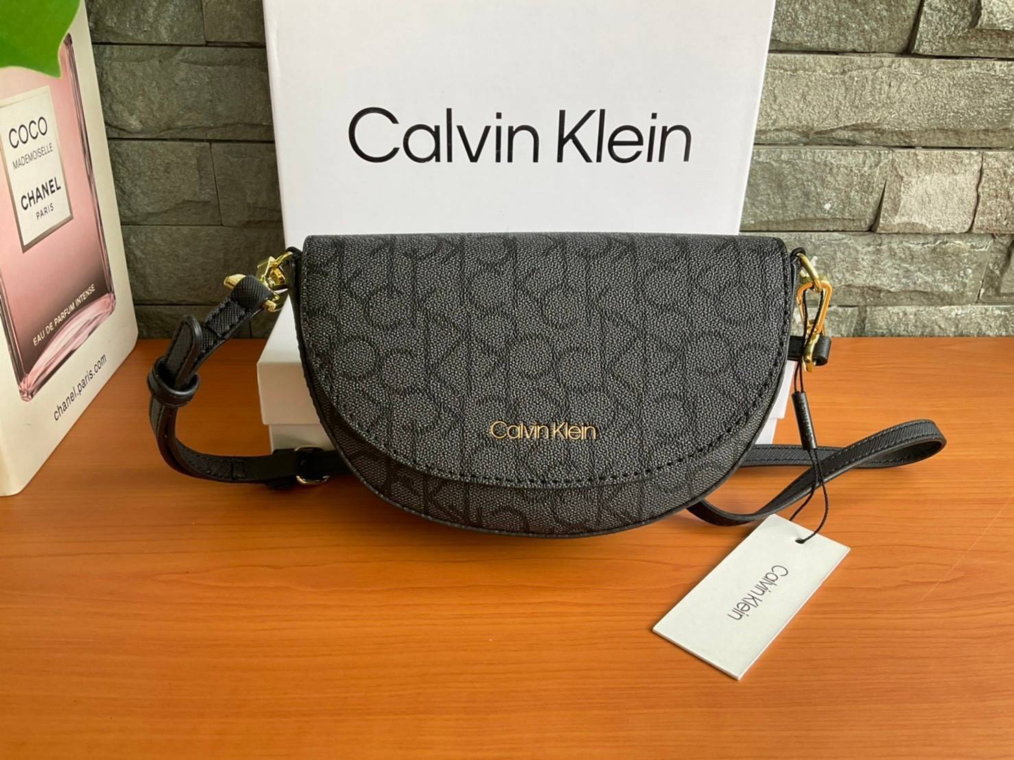 ของแท้ 💯% Calvin Klein Monogram Crossbody Bag กระเป๋าสะพายทรงครอสบอดี้ กระเป๋าคลัทช์ ทรงครึ่งวงกลม ขนาดน่ารัก ลายโมโนแกรมรอบใบ