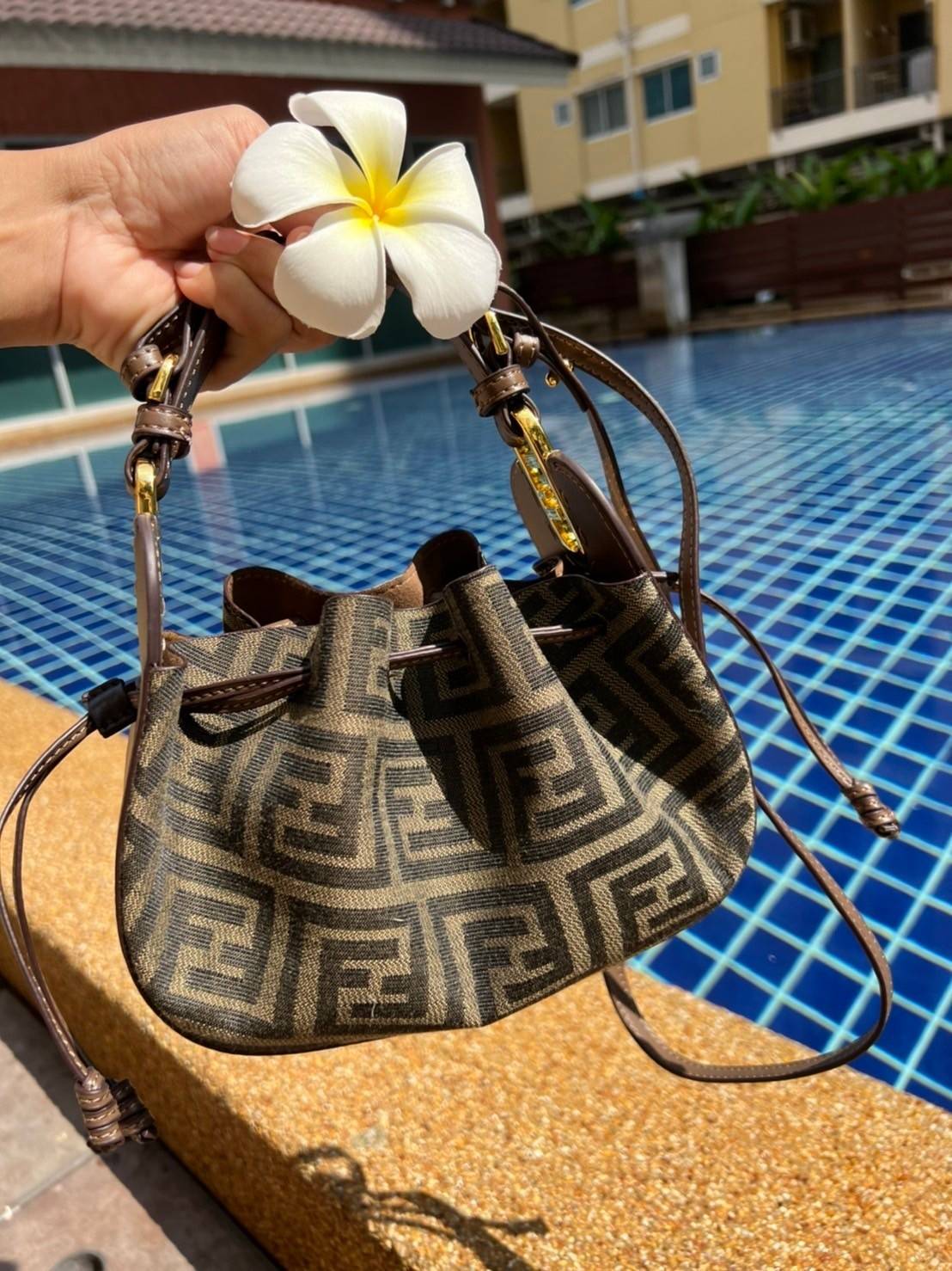 Fendi Pomodorino Brown FF Fabric Mini Bag กระเป๋าถือหรือสะพายไหล่ วัสดุผ้าโพลีเอสเตอร์ ลายแบรนด์ ผสมหนังวัวแท้ เปิดปิดด้วยเชือกรูด ทรงน่ารัก กะทัดรัด น้ำหนักเบา ใส่โทรศัพท์ i-phone+ ได้ สวยหรูลูกคุณหนูที่สุดเลยค่าใบนี้