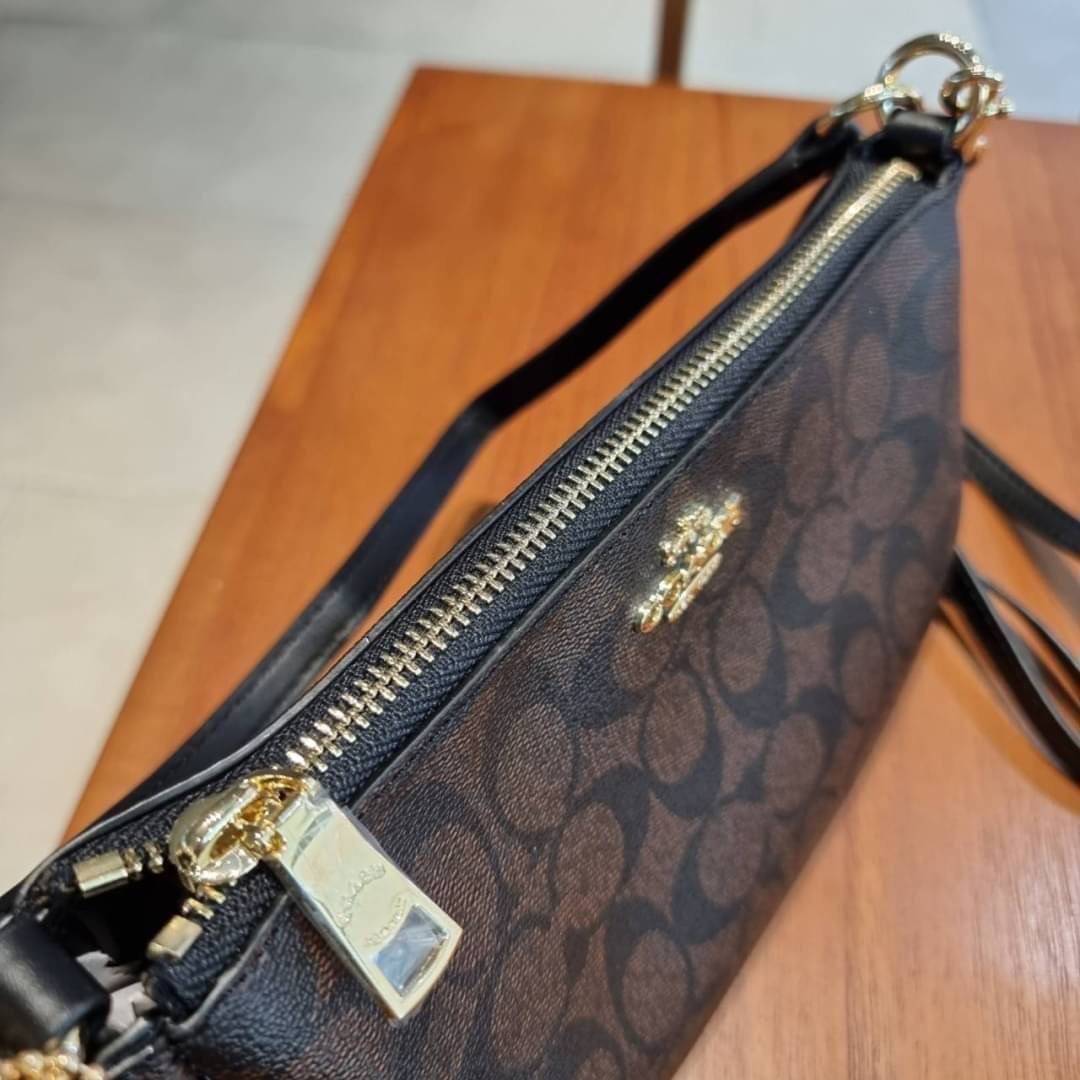 COACH F58321 TOP HANDLE POUCH อีกรุ่นฆ่าไม่ตาย!! 😎 ขายดีขายหมด ขายรวยขายปังๆ!! กระเป๋าพอชจากโค้ช ทรงใช้งานง่าย สะดวก กะทัดรัด วัสดุหนังแคนวาสเคลือบคุณภาพดี มาพร้อมสายคล้องในตัว และสายสะพาย crossbody ปรับเปลี่ยนได้ตามสไตล์ อีกหนึ่งไอเท็มที่สาวๆต้อง