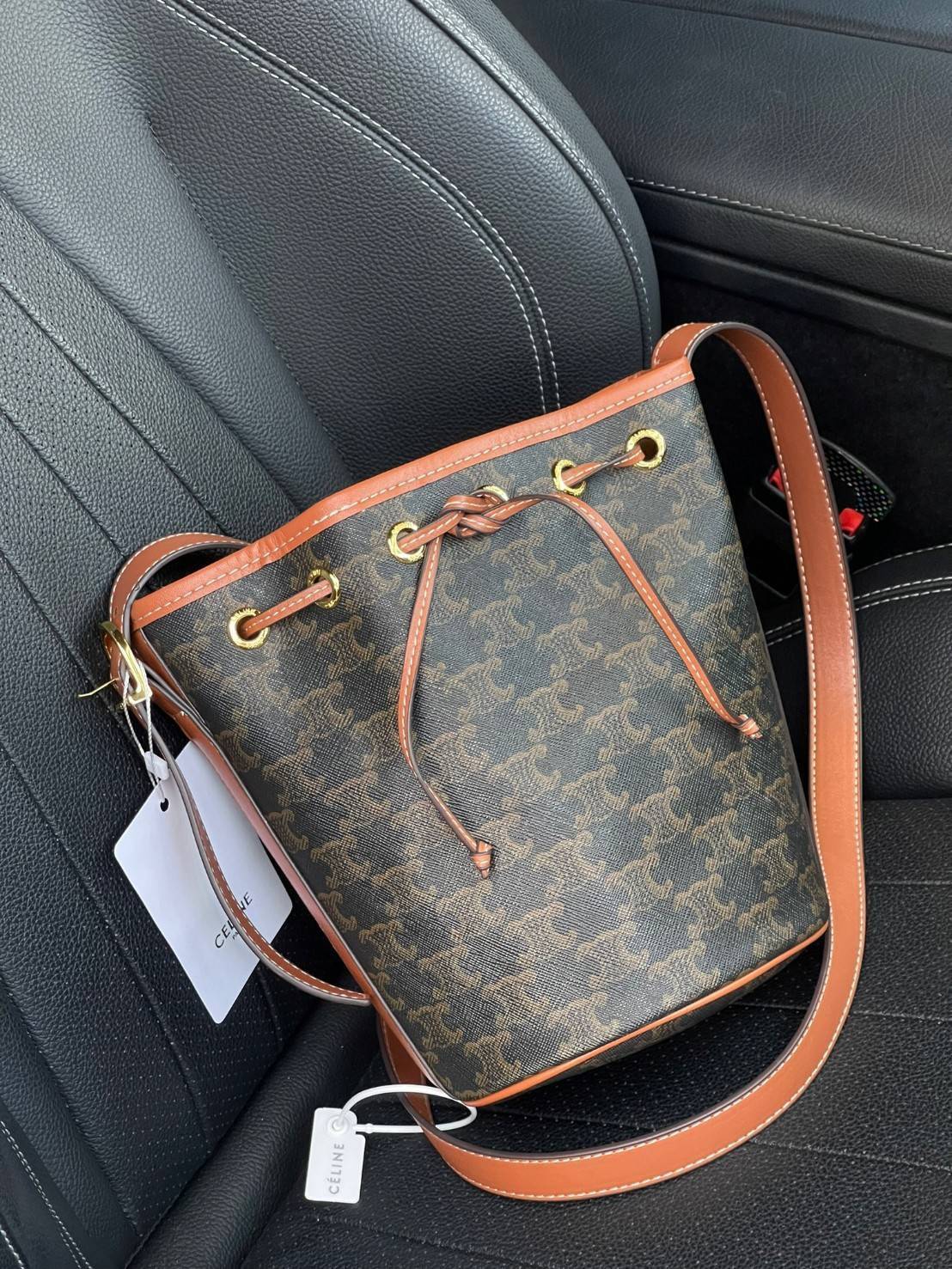 CELINE SMALL DRAWSTRING BAG IN TRIOMPHE ในรุ่นนี้ได้รับคำชื่นชมจากแฟชั่นกูรูทั้งหลาย เนื่องจากมีรูปทรงที่สุดแสนจะเรียบง่าย มีช่องใส่ของที่กว้าง ตัวกระเป๋าเป็นแบบหูรูด ช่วยให้เปิด-ปิดง่าย สะดวกต่อการใช้งาน สายสะพายปรับความยาวได้ตามความเหมาะสม โลโก้บนรอบตัว